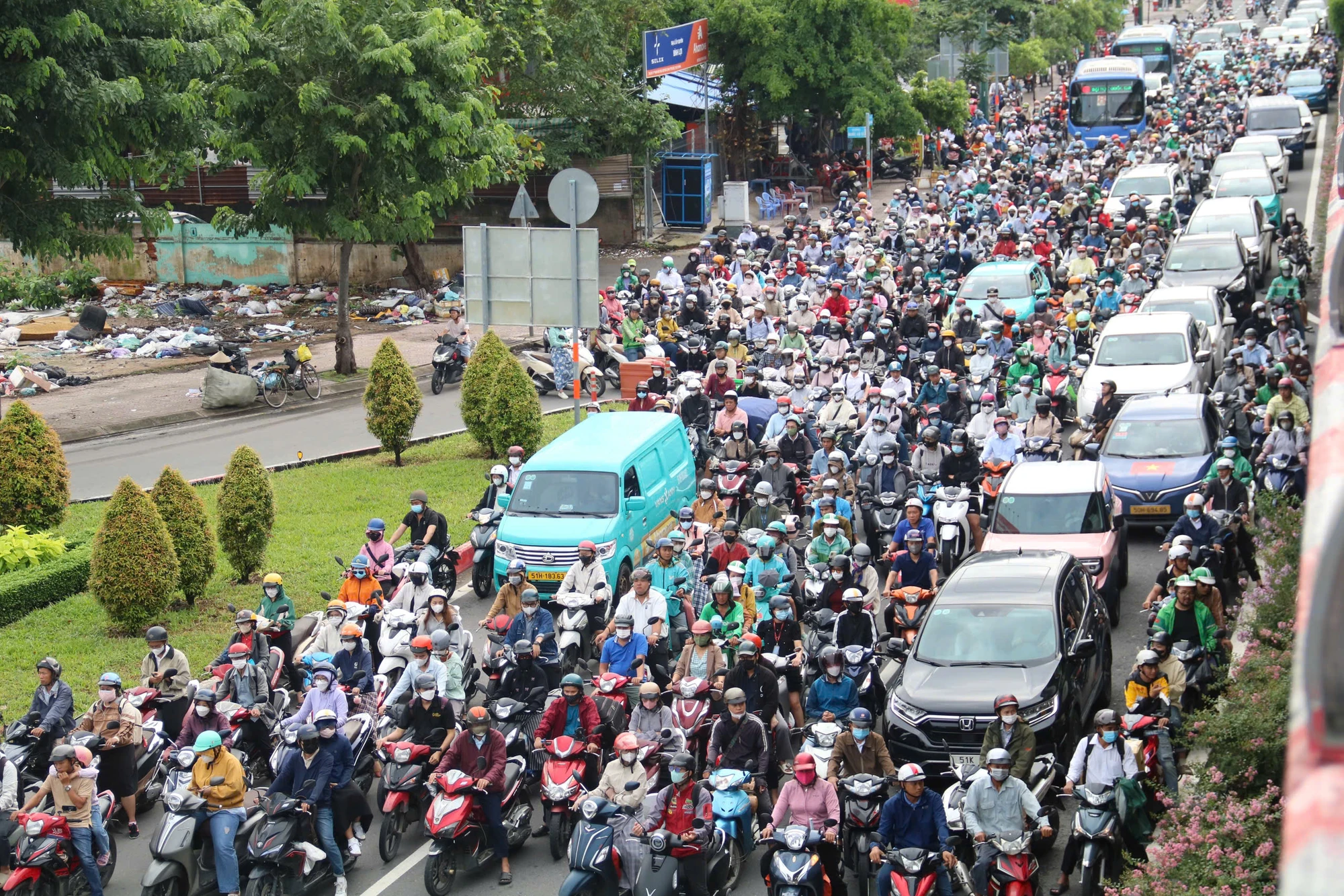 Dòng xe chờ lưu thông qua vòng xoay cầu Bình Lợi. un-u-giao-thong-2.jpg