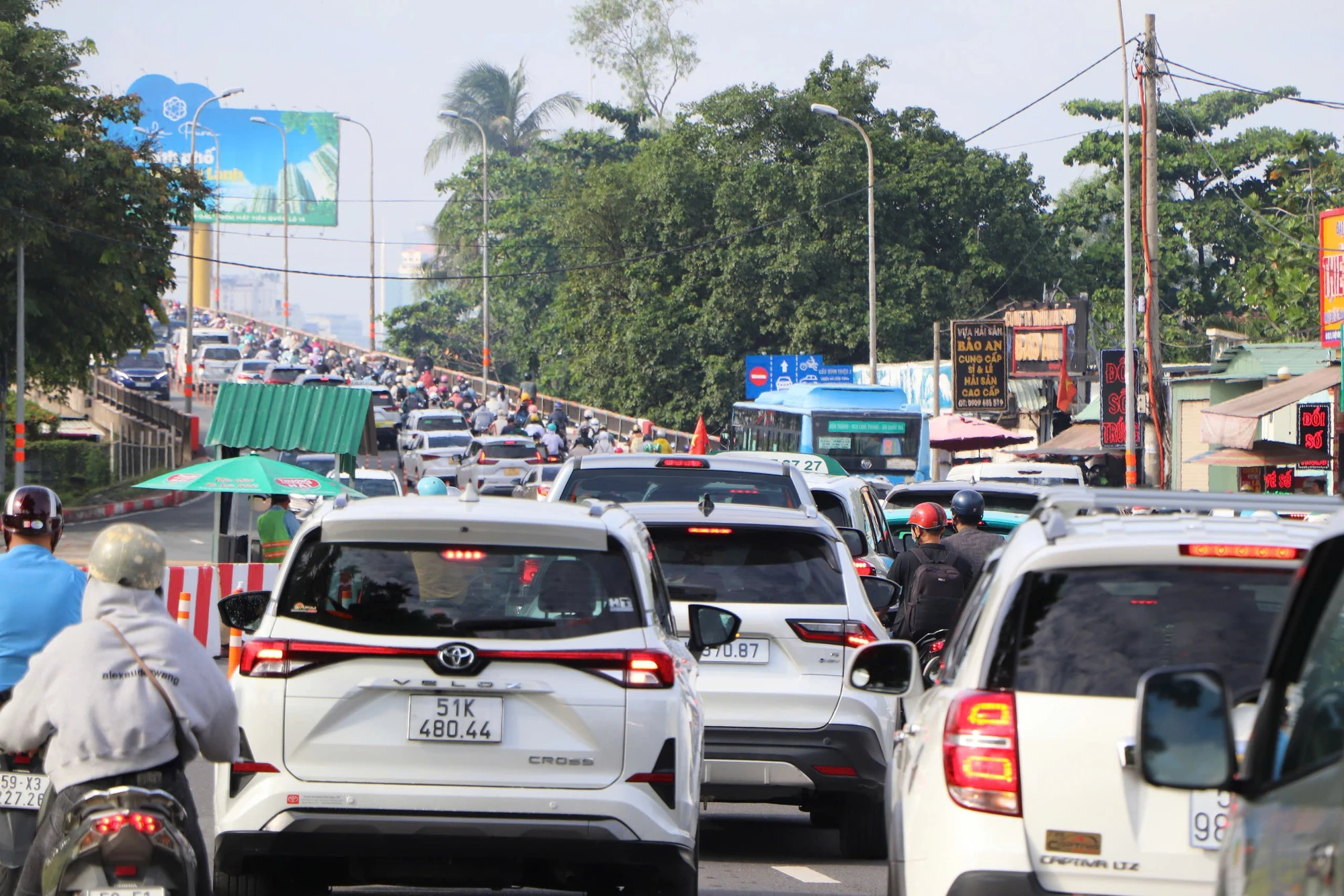 Không chỉ vậy, cầu Bình Triệu 2, tuyến huyết mạch kết nối khu Đông và trung tâm thành phố cũng bắt đầu rơi vào tình trạng kẹt xe kéo dài. un-u-giao-thong-21.jpg
