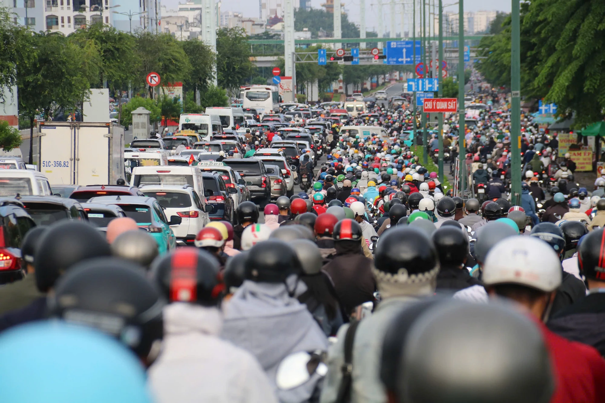 Chị Nguyễn Thị Hồng (ngụ phường Bình Thạnh) cho biết: “Sau mấy ngày nghỉ ngơi thoải mái, sáng nay phải trở lại với cảnh kẹt xe khiến ai cũng mệt mỏi. Chỉ mong thành phố có thêm giải pháp để giảm áp lực giao thông vào những thời điểm như thế này”. un-u-giao-thong-3.jpg