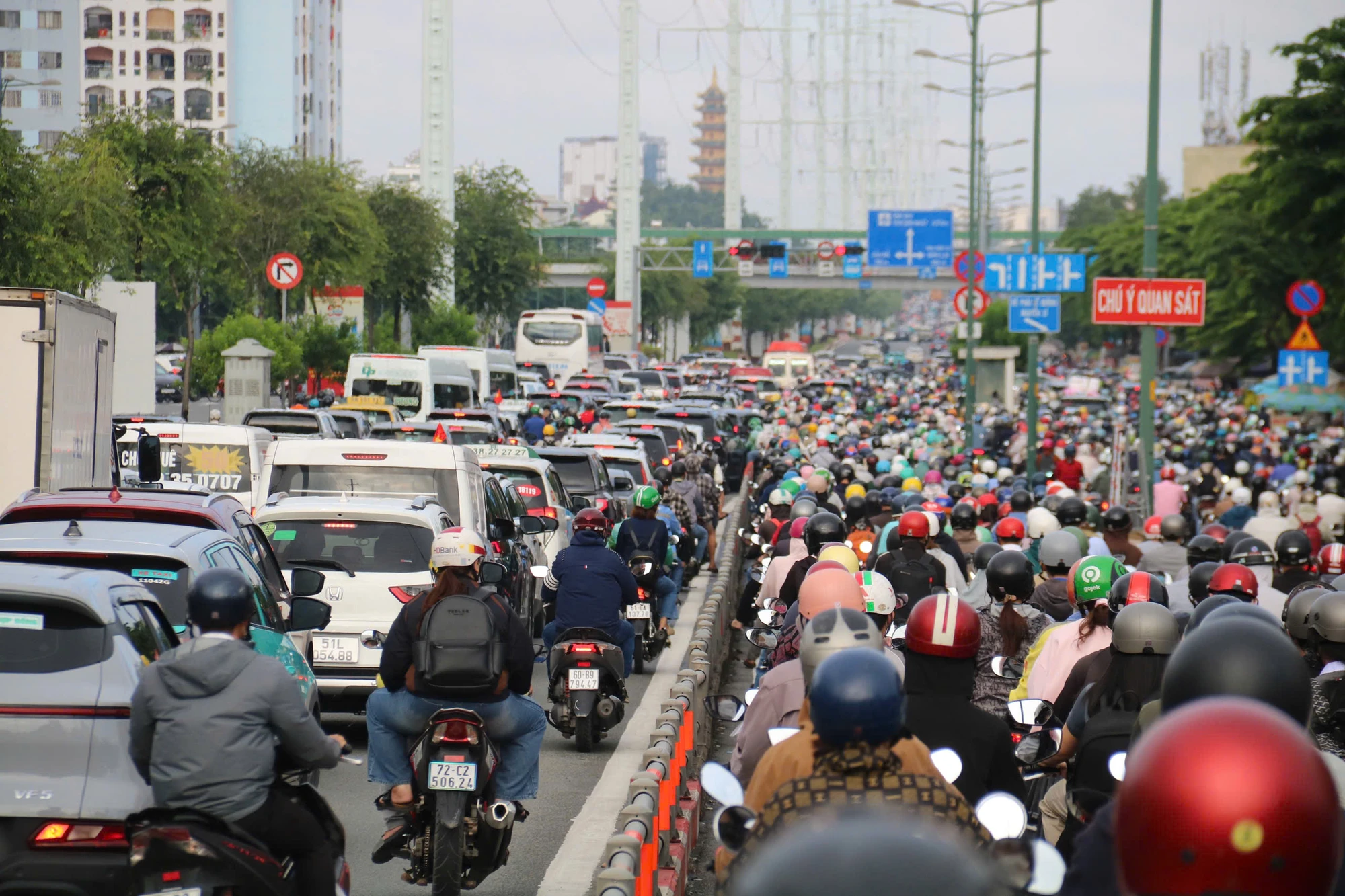 Dòng xe chôn chân trên cầu Bình Lợi, hướng về trung tâm TP.HCM. un-u-giao-thong-4.jpg