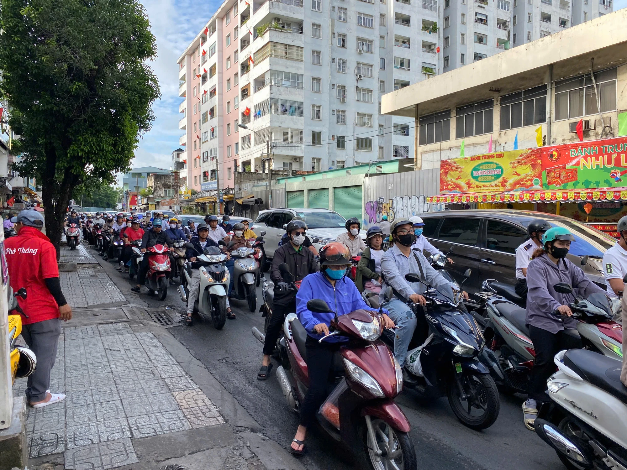 Đường Nguyễn Biểu (từ chân cầu chữ Y đến nút giao với đường Trần Hưng Đạo, quận 5 cũ) ùn ứ nhiều km. un-u-giao-thong-9.jpg