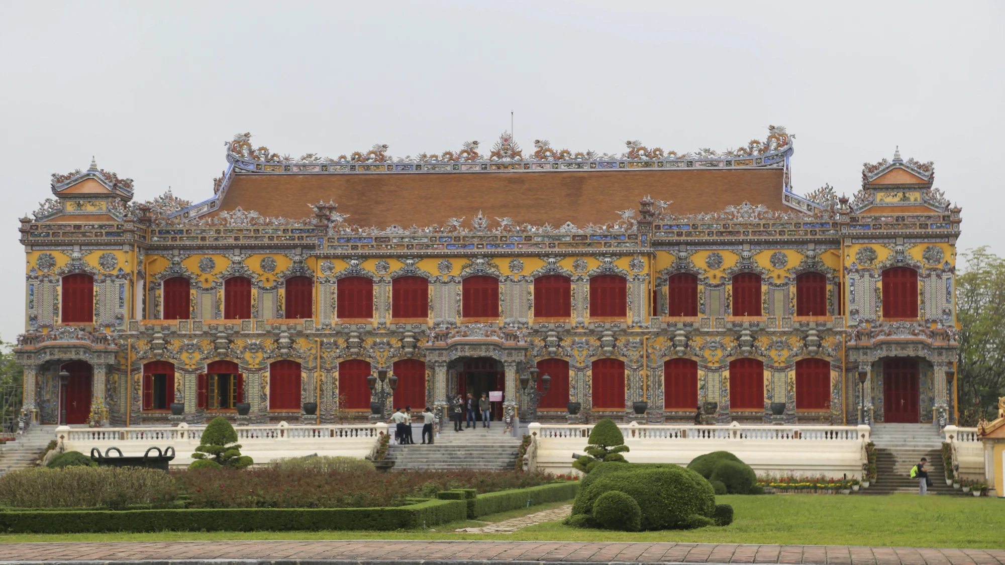 Trong nghệ thuật trang trí của cung đình Huế, hình tượng Rồng chiếm vị trí trung tâm, chủ đạo trên các công trình kiến trúc. nam-thin-ngam-rong-12.jpg