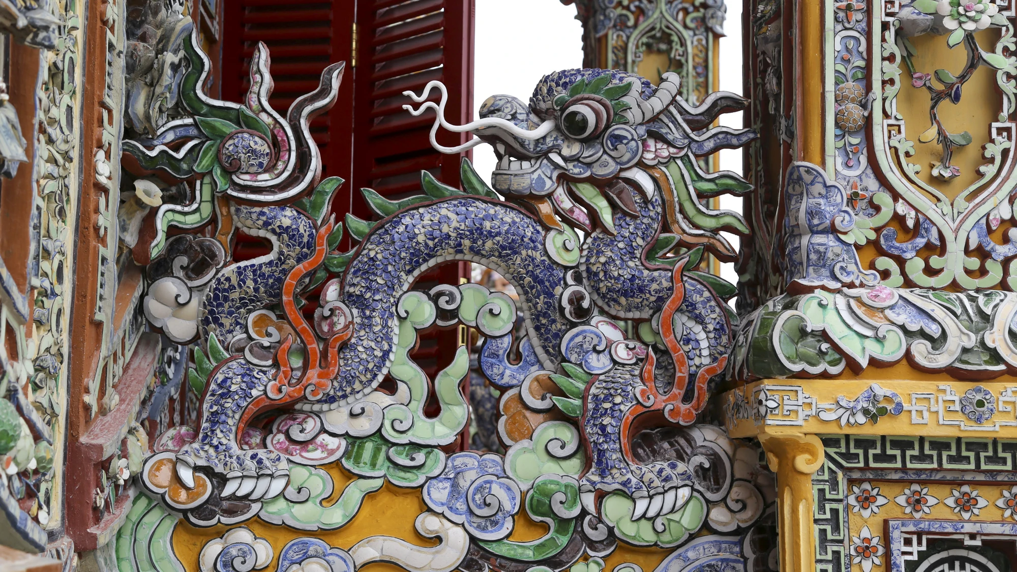 Điện Kiến Trung là một trong những cung điện quan trọng bậc nhất trong Đại Nội Huế. Ở công trình kiến trúc vừa được trùng tu này, hình tượng Rồng cũng xuất hiện uy nghi. nam-thin-ngam-rong-15.jpg