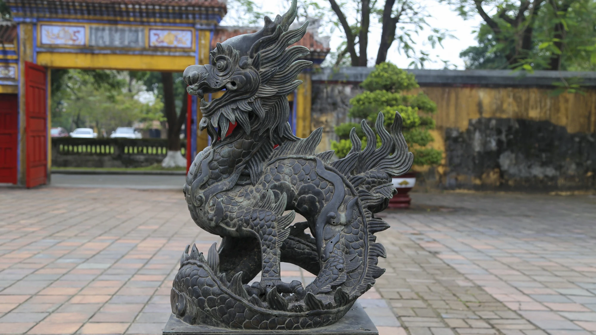 Ngoài công trình kiến trúc, thì bên trong Đại nội Huế, hình tượng Rồng còn xuất hiện ở nhiều nơi. nam-thin-ngam-rong-17.jpg