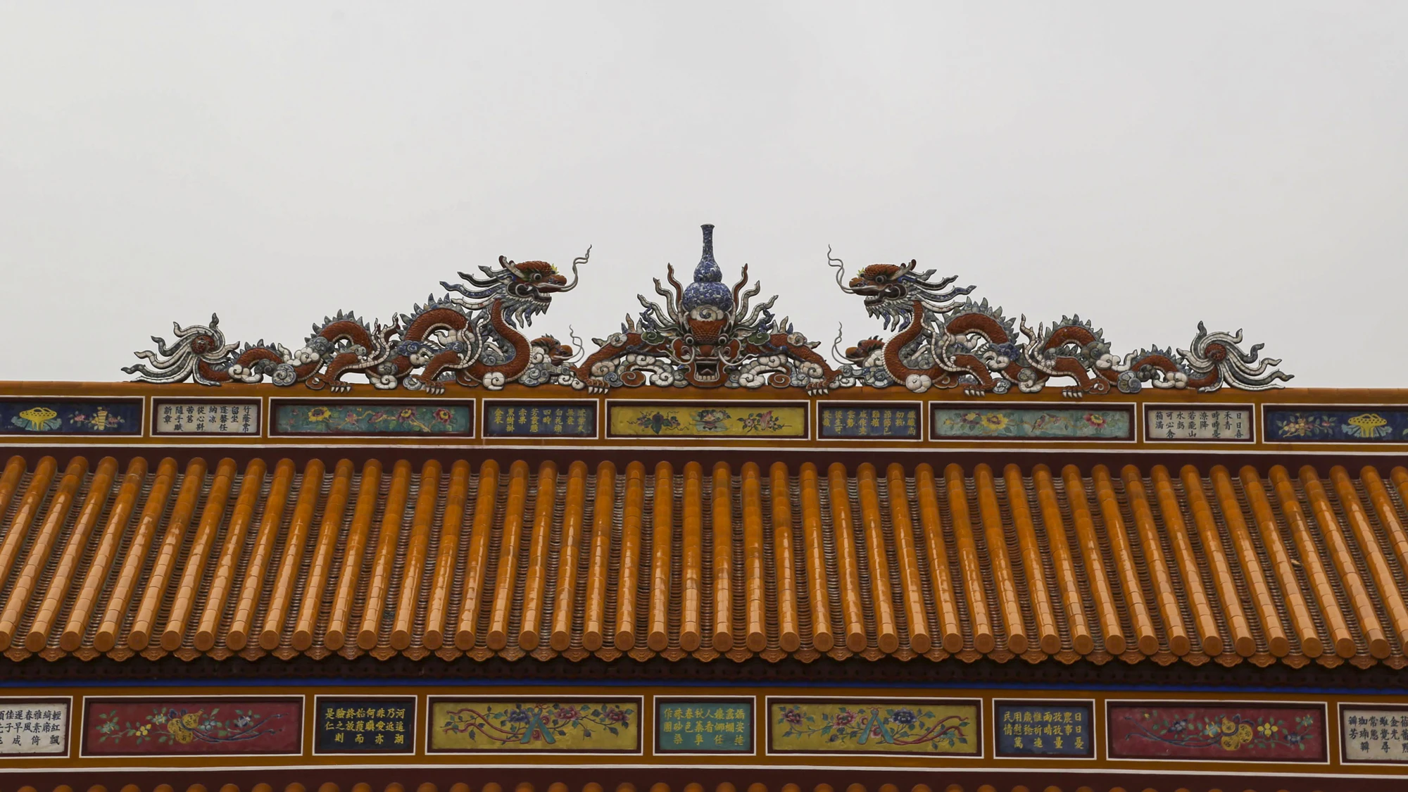 Ngoài tượng trưng cho quyền uy tuyệt đối của đấng Thiên tử, Rồng còn là linh vật đứng hàng đầu trong tứ linh "long, lân, quy, phụng". nam-thin-ngam-rong-2.jpg