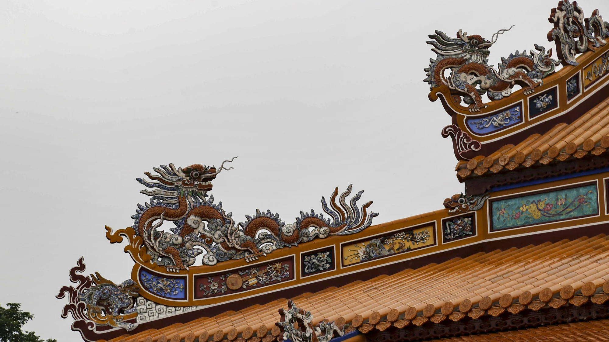 Rồng được suy tôn là biểu tượng của bậc đế vương, gắn liền với hình ảnh của vua, đỉnh cao của quyền uy. nam-thin-ngam-rong-3.jpg