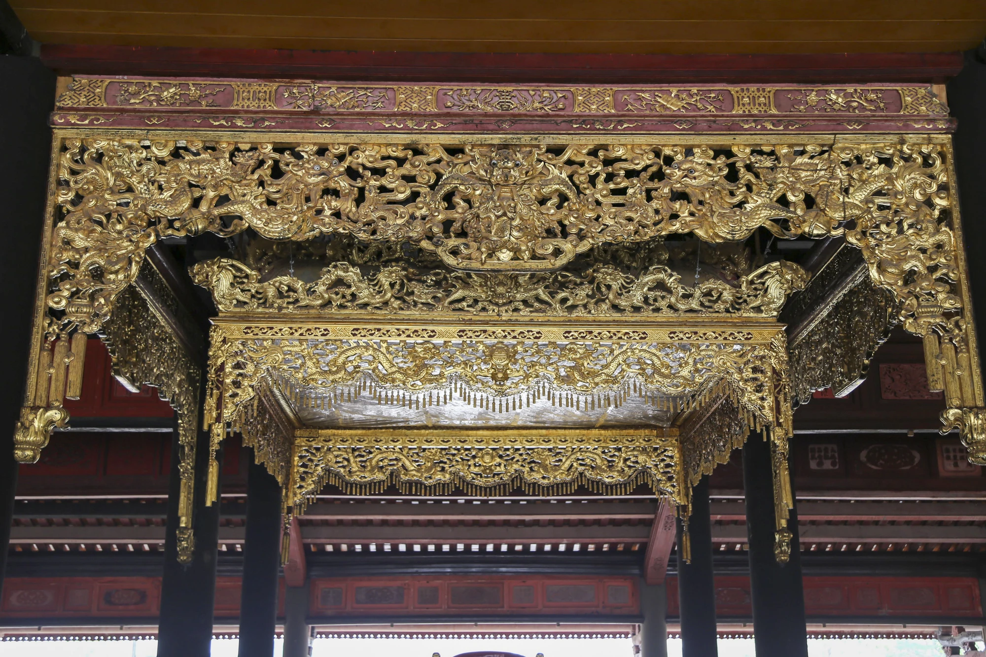 Rồng được trang trí ở Cửa đỉnh, ngai vàng, án thờ vua thời Nguyễn. nam-thin-ngam-rong-7.jpg