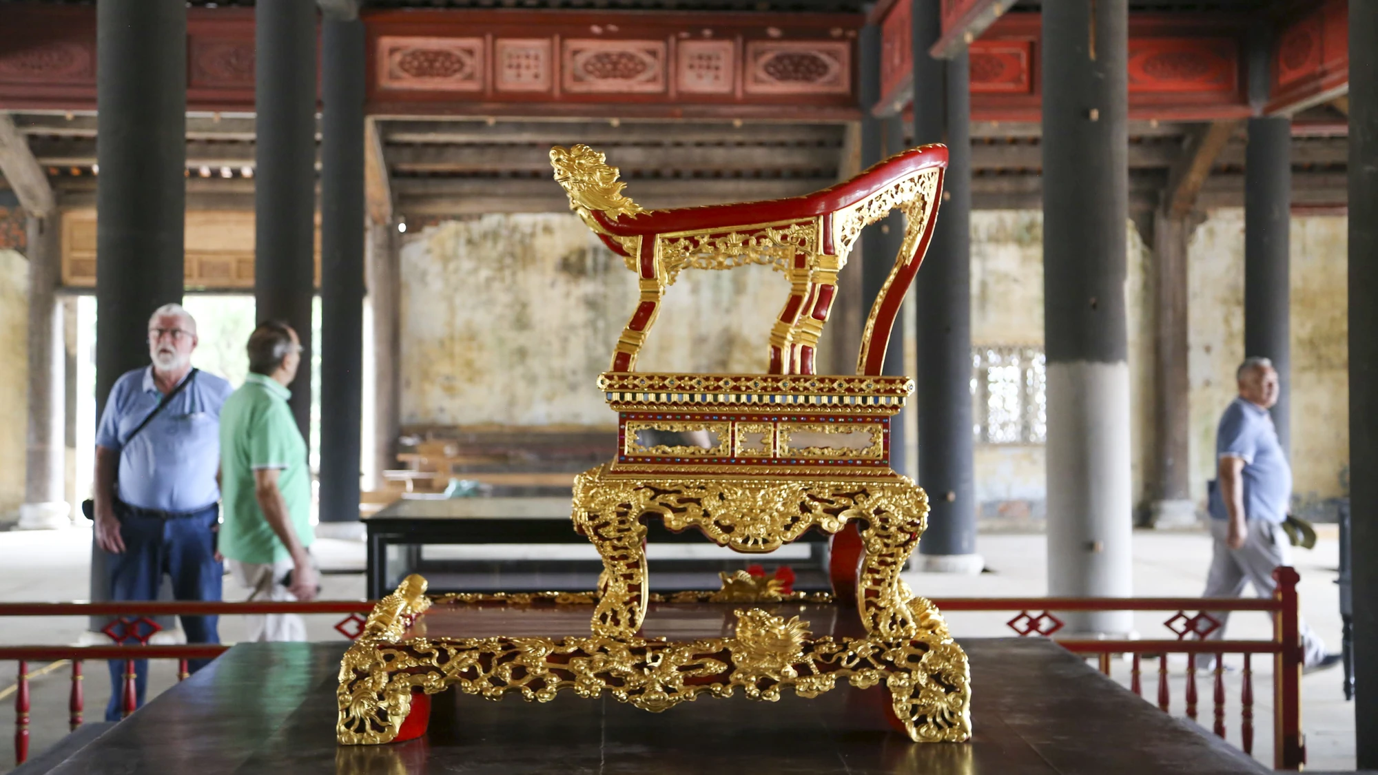 Rồng còn xuất hiện trên ngai vàng - nơi thể hiện quyền lực của nhà vua. nam-thin-ngam-rong-8.jpg