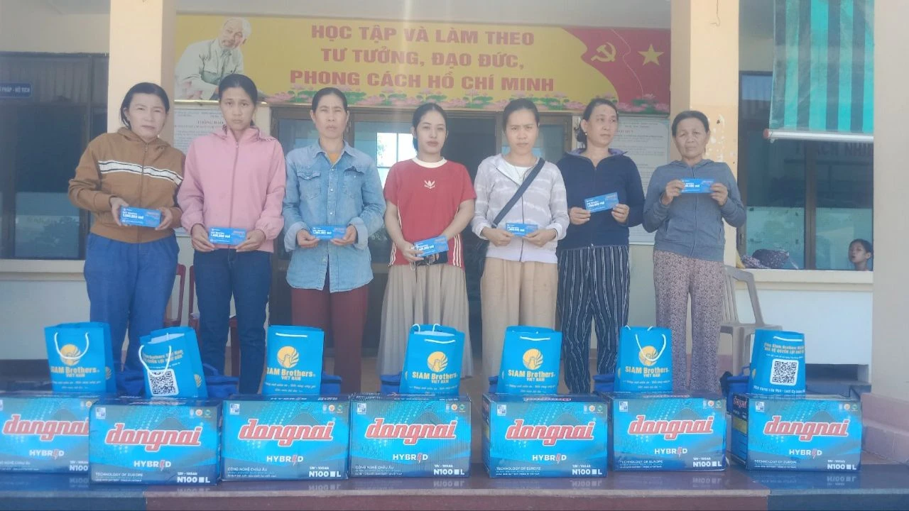 Huyện Bình Sơn tổ chức trao các phần quà sau khi tiếp nhận từ Ban tổ chức chương trình "Cùng ngư dân thắp sáng đèn trên biển". den-tren-bien (2).jpg