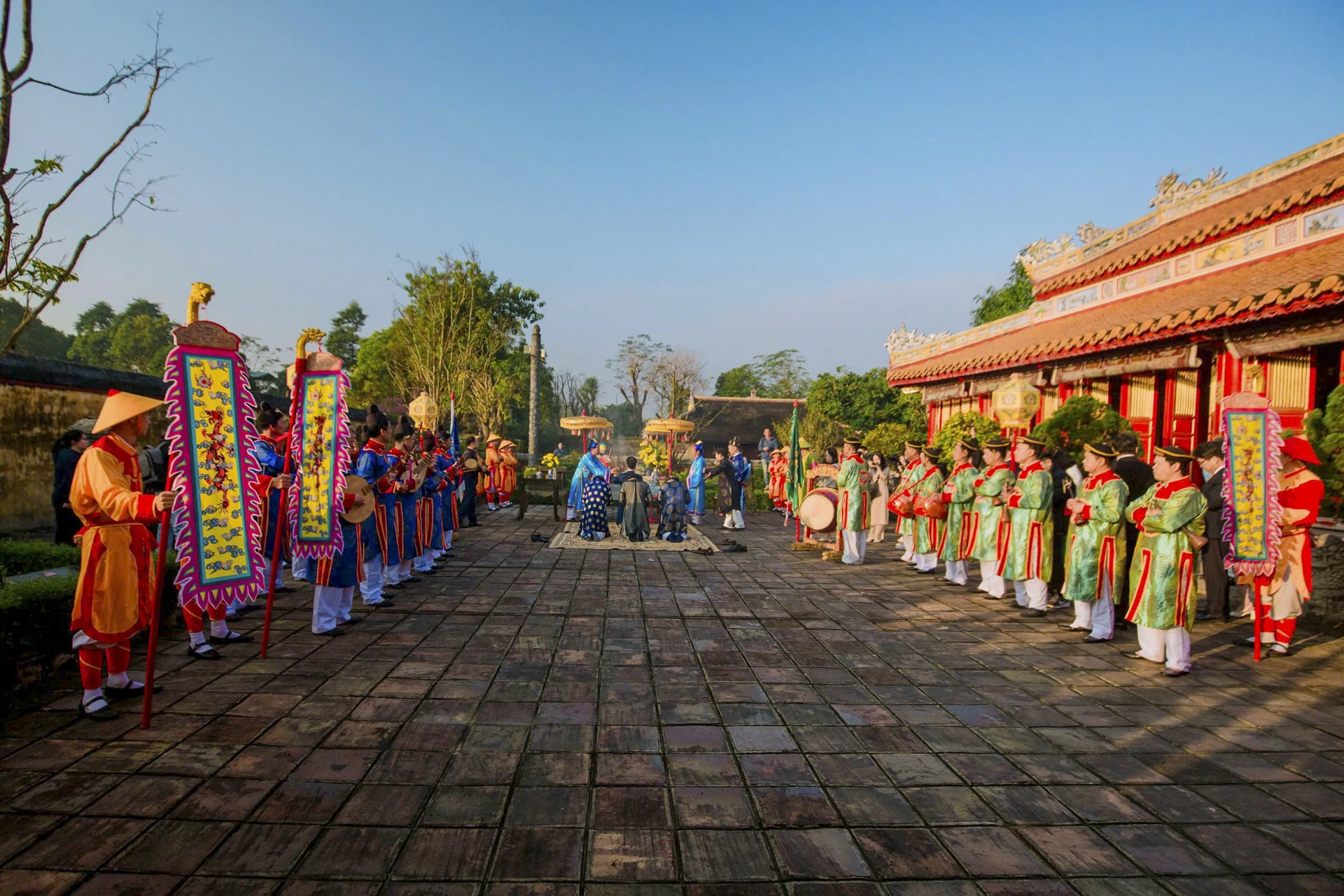 Ngày 22-1 (23 tháng Chạp), tại Đại nội, Trung tâm Bảo tồn di tích Cố đô Huế tổ chức lễ dựng nêu trong Hoàng cung Huế. dung-cay-neu-trong-hoang-cung-hue-bao-hieu-xuan-ve (10).jpg