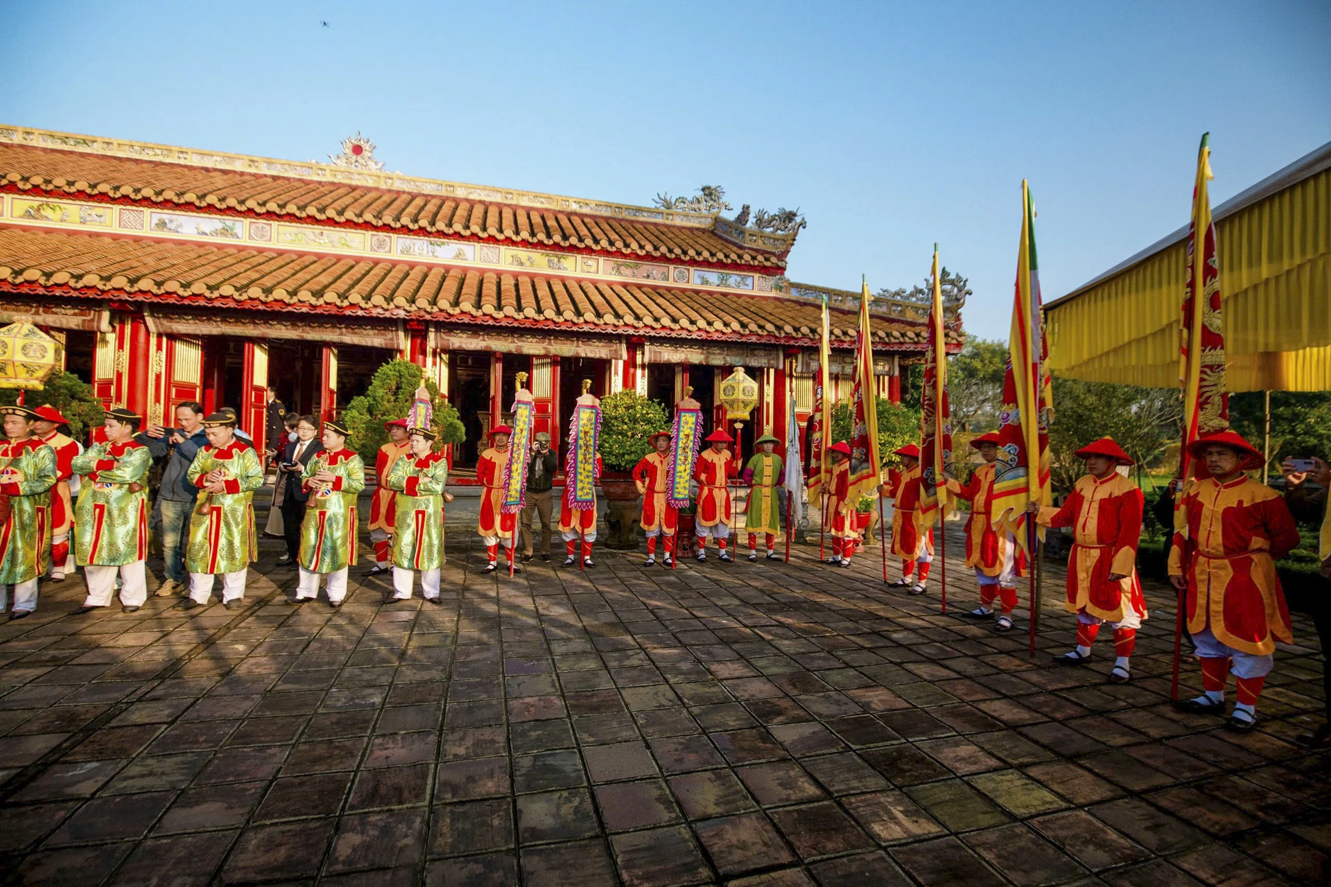 Nghi lễ dựng nêu hay còn gọi là Thướng tiêu - một nghi lễ quan trọng vào đầu năm mới của triều Nguyễn. Theo quan niệm, lễ dựng nêu báo hiệu ngày Tết đã về. dung-cay-neu-trong-hoang-cung-hue-bao-hieu-xuan-ve (14).jpg