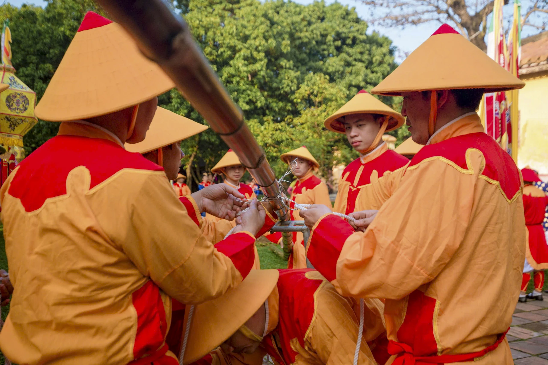Nghi lễ này được Trung tâm Bảo tồn Di tích Cố đô Huế tái hiện lần đầu tiên vào năm 2013, từ đó đến nay, nghi lễ này trở thành một truyền thống không thể thiếu ở Khu di sản Huế. dung-cay-neu-trong-hoang-cung-hue-bao-hieu-xuan-ve (2).jpg
