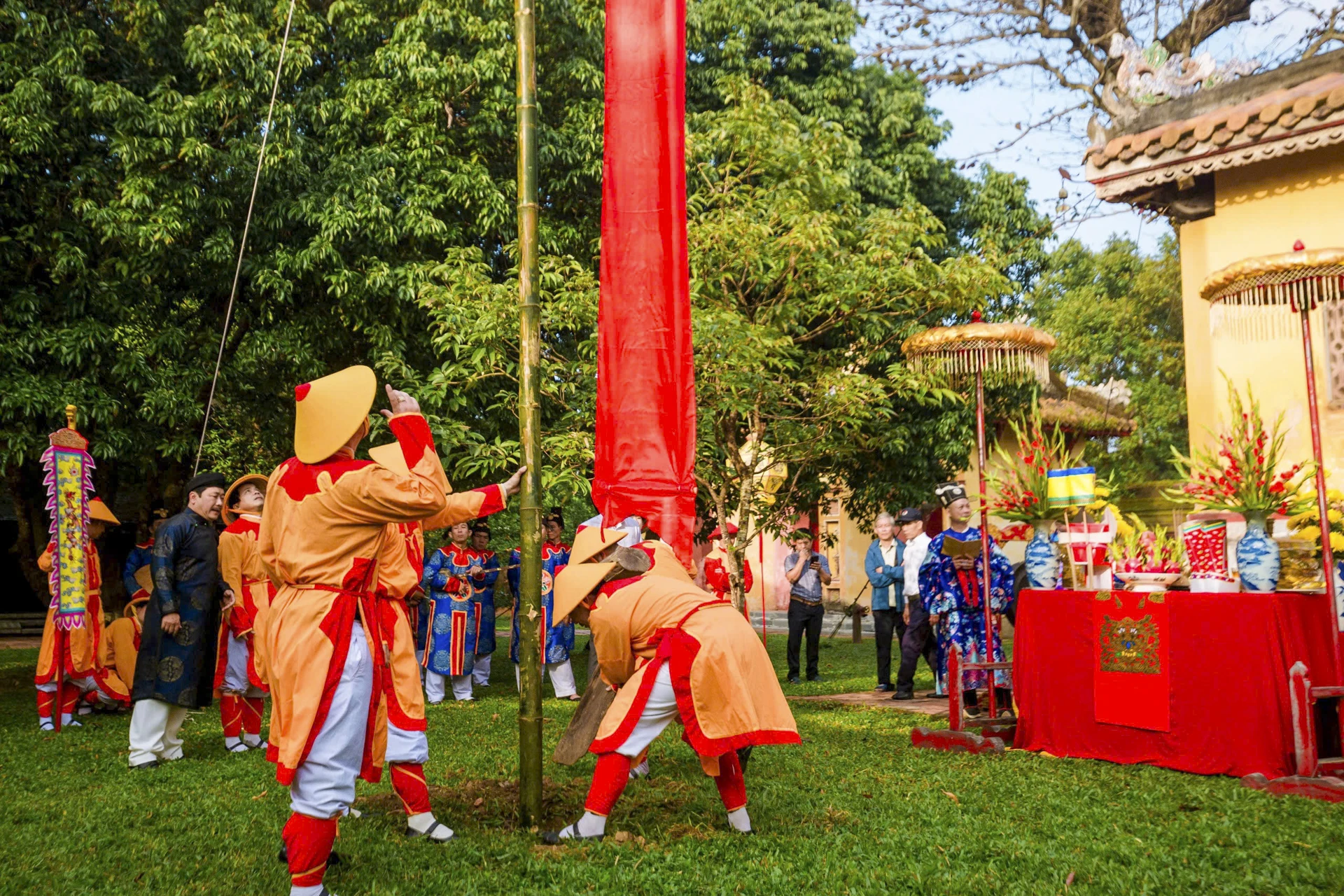 Nhiều người theo dõi nghi thức dựng nêu trong Đại nội Huế. dung-cay-neu-trong-hoang-cung-hue-bao-hieu-xuan-ve (4).jpg