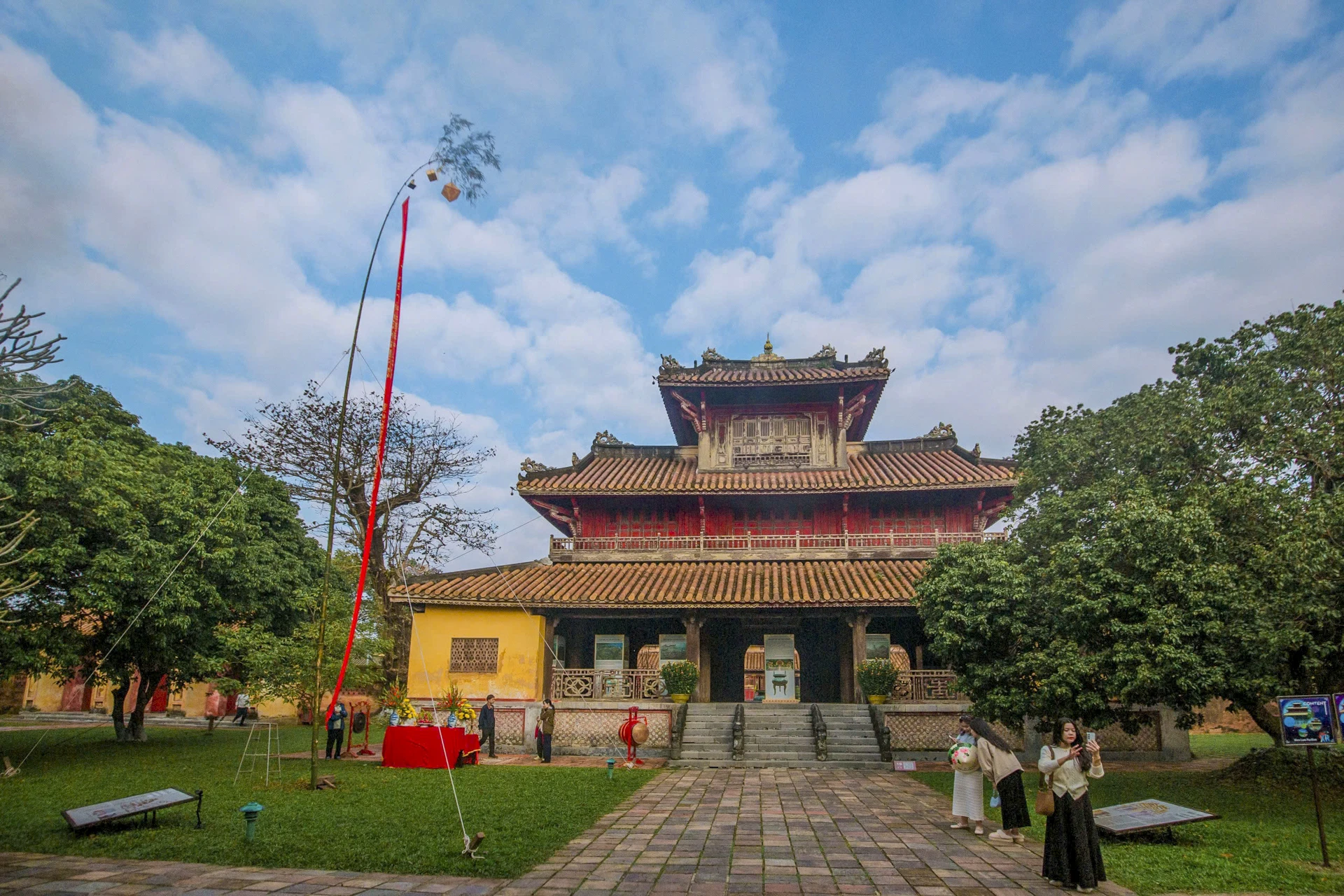 Theo tục lệ ngày xưa, sau khi nhà vua dựng cây nêu ở Đại nội xong, người dân mới tiến hành dựng nêu ở nhà mình. dung-cay-neu-trong-hoang-cung-hue-bao-hieu-xuan-ve (7).jpg