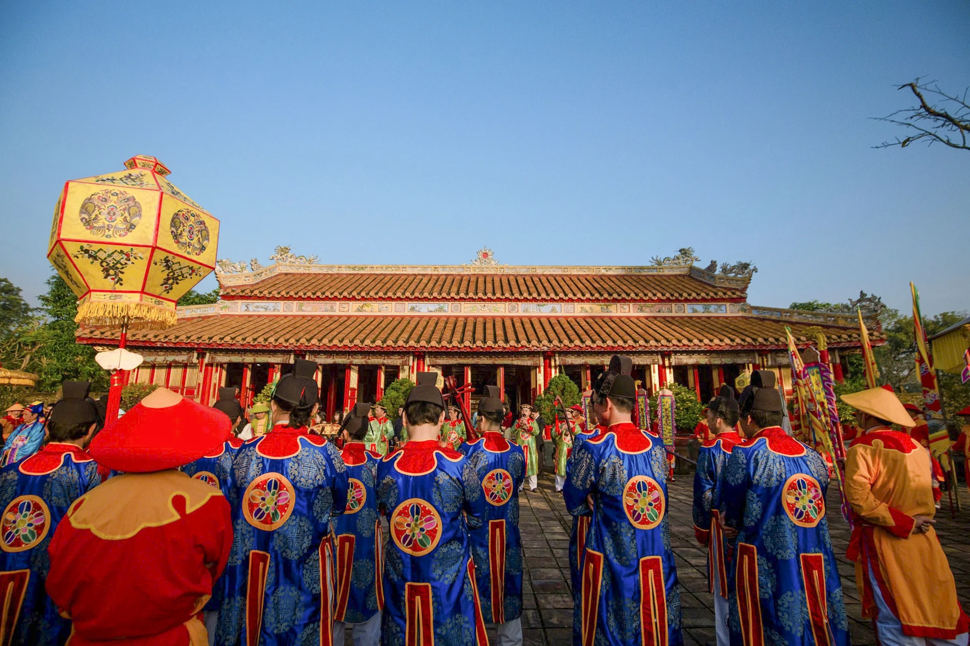 Lễ dựng nêu được diễn ra trong không khí trang nghiêm ở Hoàng cung Huế. dung-cay-neu-trong-hoang-cung-hue-bao-hieu-xuan-ve (8).jpg