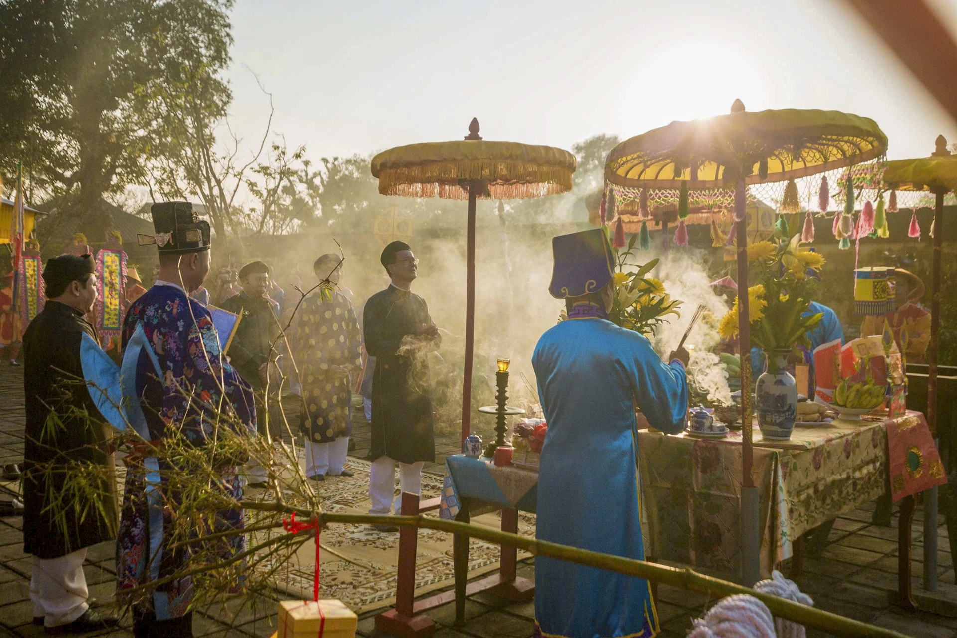 Ông Hoàng Việt Trung - Giám đốc Trung tâm Bảo tồn di tích Cố đô Huế thực hiện nghi lễ dựng nêu. dung-cay-neu-trong-hoang-cung-hue-bao-hieu-xuan-ve (9).jpg