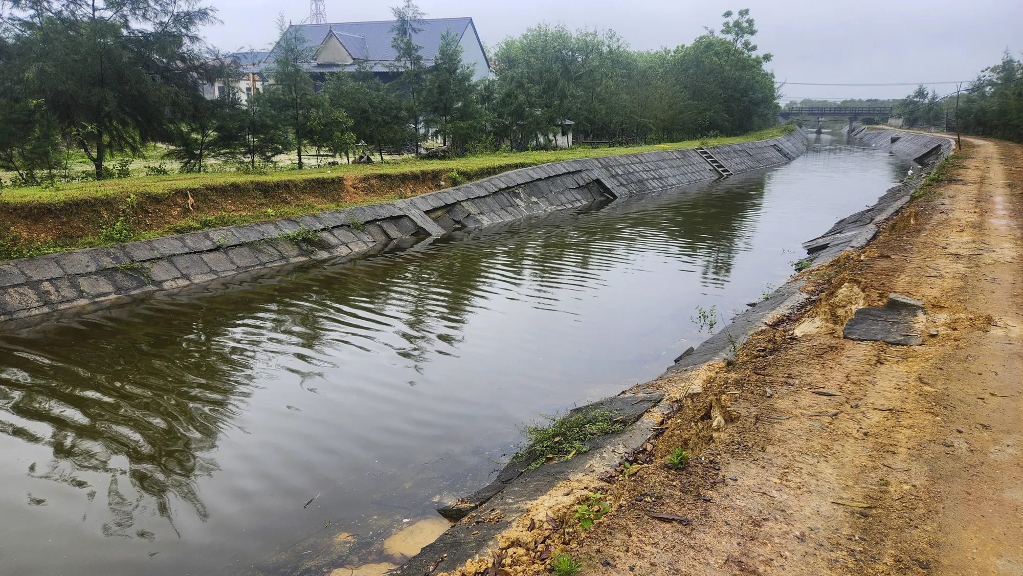 Công trình hệ thống kè chống sạt lở tại thôn Mỹ Thủy, xã Hải An, huyện Hải Lăng, tỉnh Quảng Trị, mới được bàn giao và đưa vào sử dụng từ tháng 9-2023 nhưng đã bị sạt lở nghiêm trọng ngay sau đó. bờ kè tiền tỉ ở quảng trị bị hư hỏng