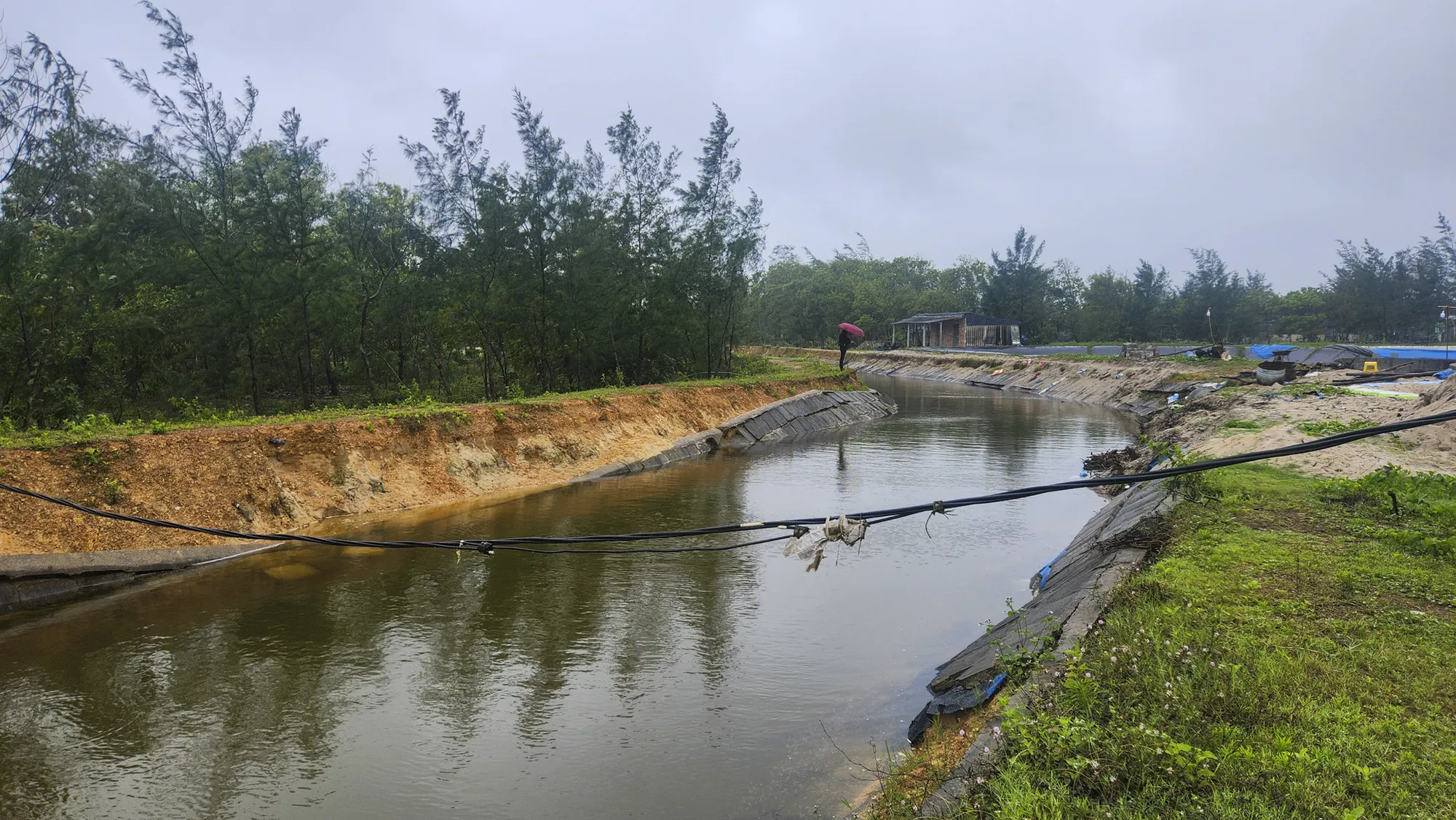Sau khi sự cố xảy ra, người dân địa phương đã chủ động khắc phục tạm thời bằng cách đổ đất, cát, đá vào khu vực sạt lở nhằm ngăn chặn tạm thời nguy cơ sạt lở tiếp tục xảy ra. bo-ke-sat-lo-5.jpg