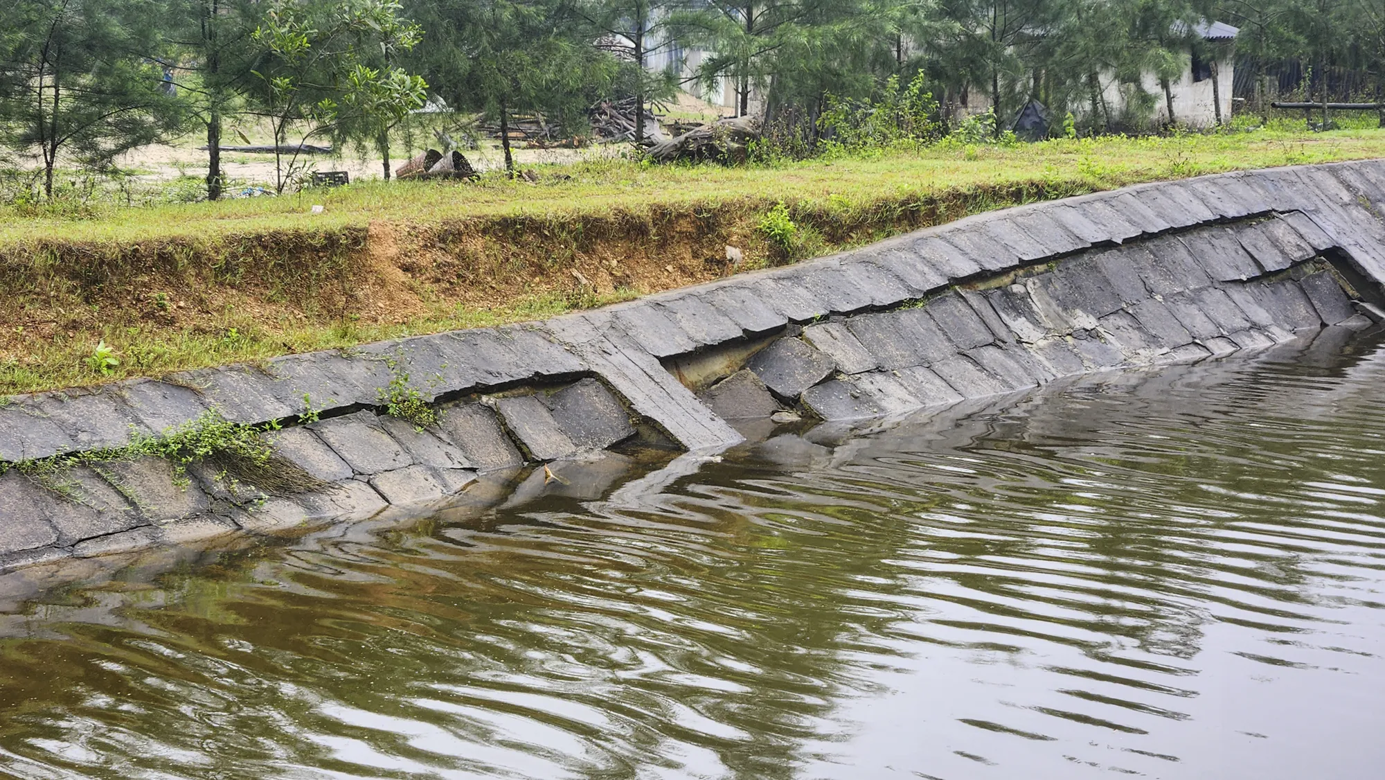 Những tấm bê tông vỡ ra từng mảnh, nhiều kết cấu đường giằng đứt gãy. bo-ke-sat-lo-7.jpg