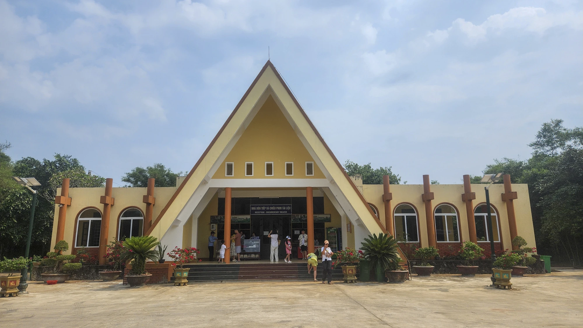 Những ngày này, khi cả nước chào mừng 50 năm Ngày Giải phóng miền Nam, thống nhất đất nước, khu di tích này trở thành một địa điểm quan trọng trong lòng du khách trong tuyến du lịch chiến trường xưa tại Quảng Trị. dia-dao-vinh-moc-14.jpg