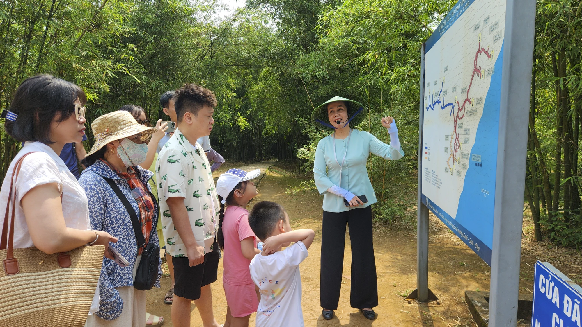 Địa đạo Vịnh Mốc được chia thành 3 tầng với tầng 1, sâu cách mặt đất từ 8 - 10m, có chiều dài 421m; tầng 2, sâu cách mặt đất từ 12 - 15m, dài 508m; tầng 3, sâu cách mặt đất 20 - 23m, dài 130m. dia-dao-vinh-moc-4.jpg