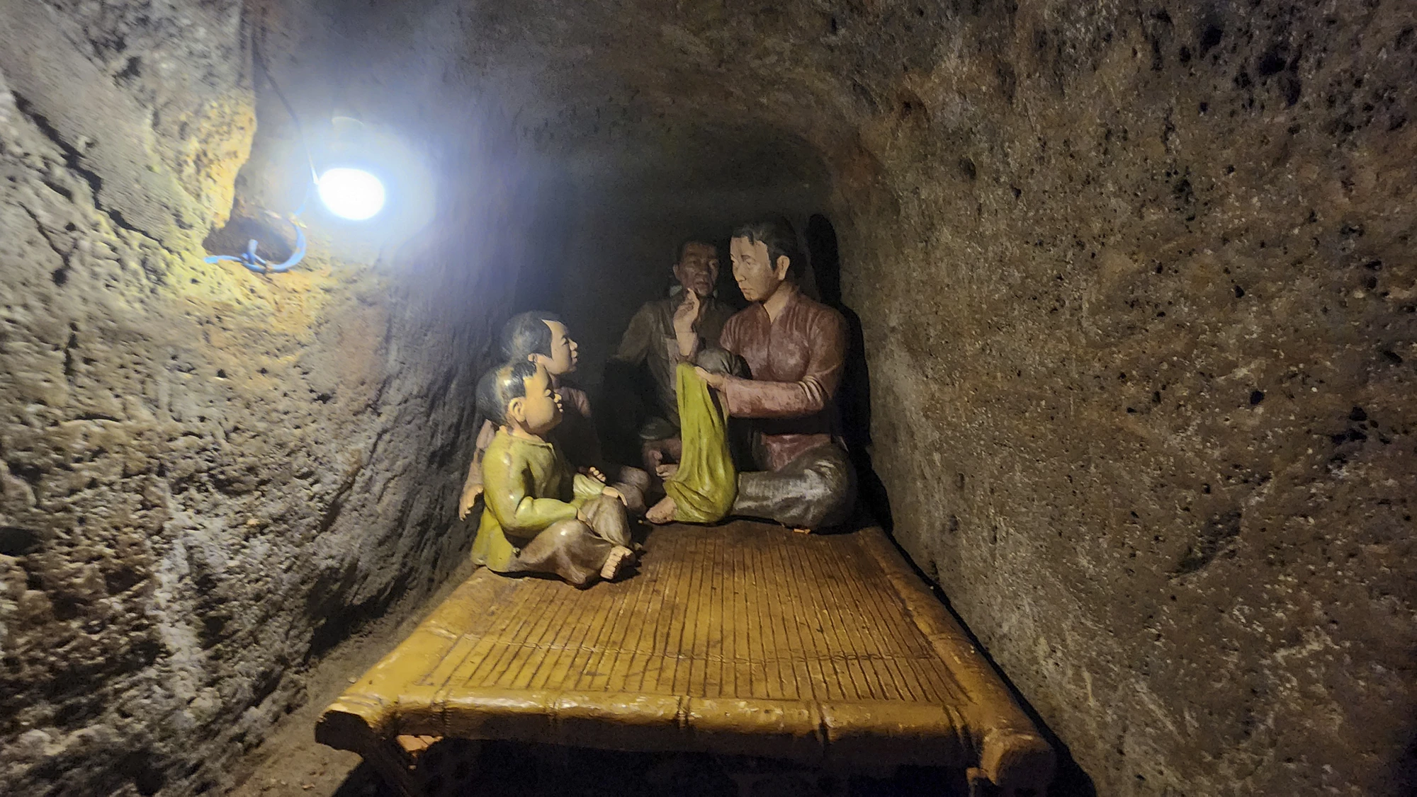 Dọc hai bên đường hầm, người ta cho khoét sâu vào bên trong vách, tạo ra các ngách nhỏ (căn hộ gia đình) có thể đủ chỗ sinh hoạt cho 2 đến 4 người. dia-dao-vinh-moc-5.jpg