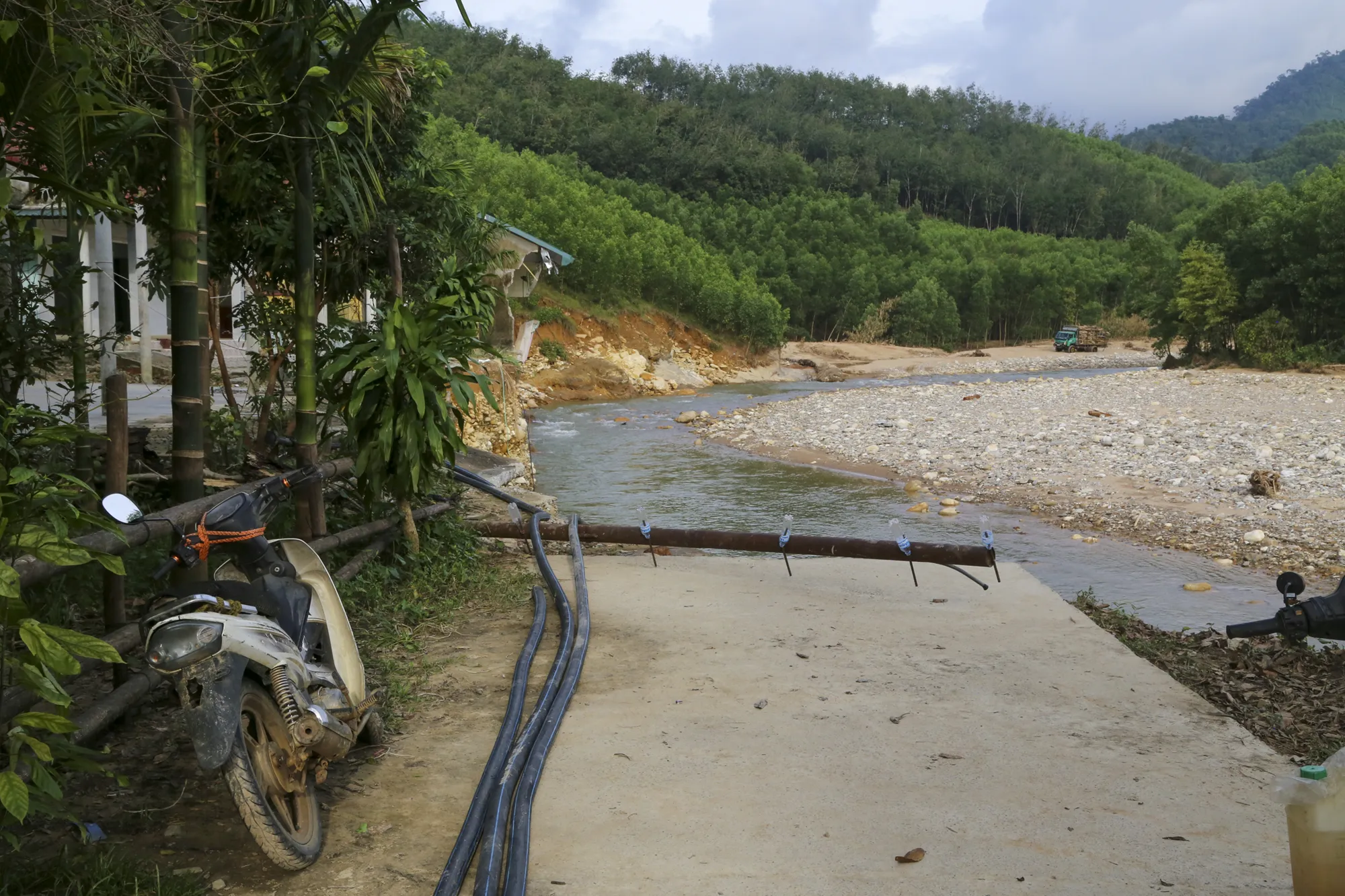 nha-bi-cuon-troi-mat-het-roi (1).jpg