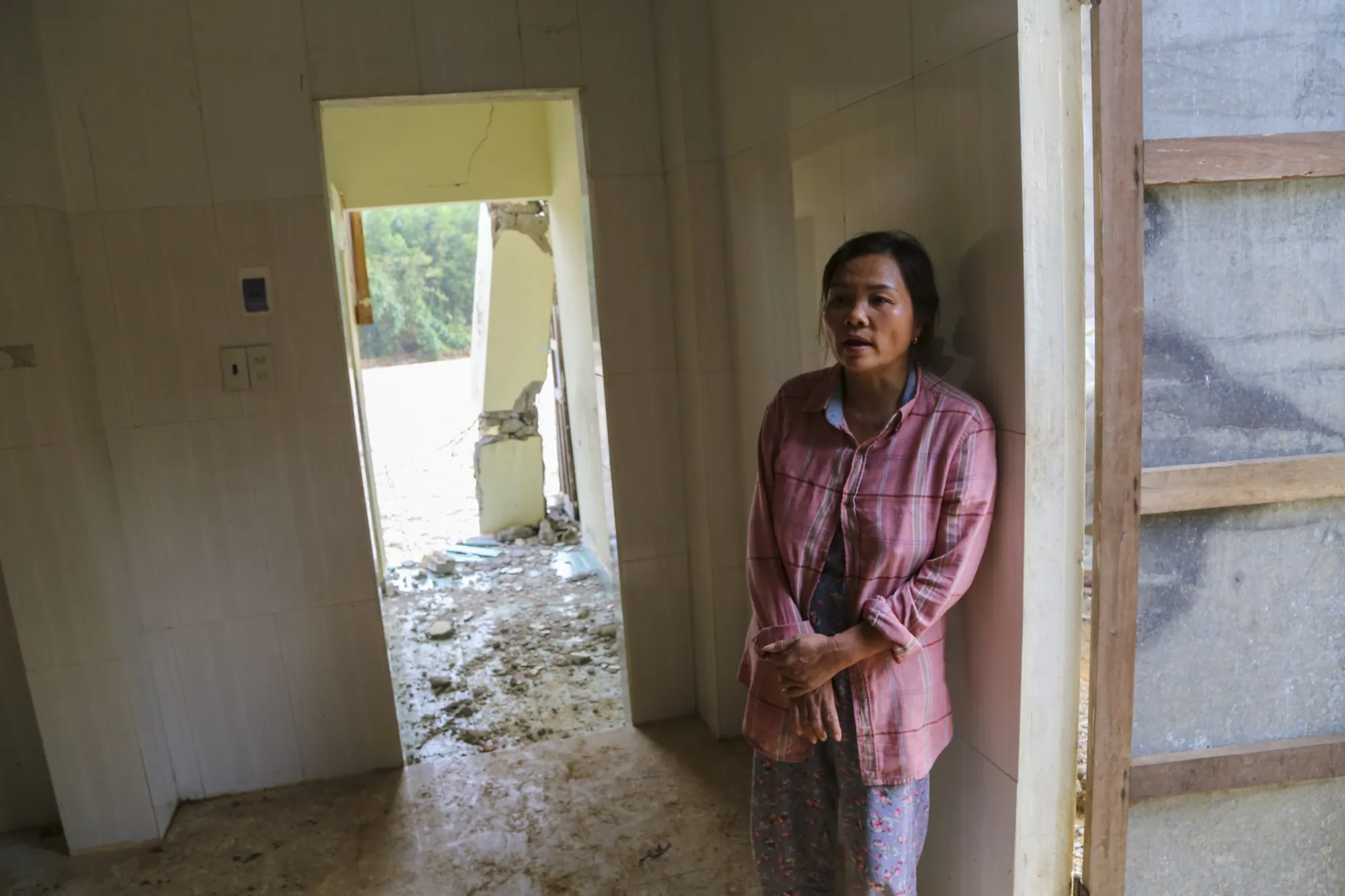 nha-bi-cuon-troi-mat-het-roi (24).jpg