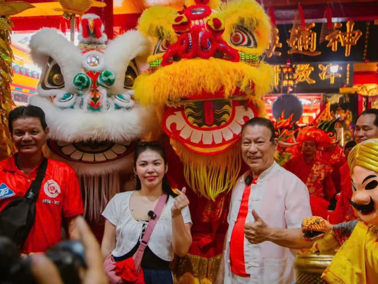 Ông Lưu Kiếm Xương (bìa phải) - người dành cả một đời tâm huyết cho Lân Sư Rồng. lan-su-rong20.jpg