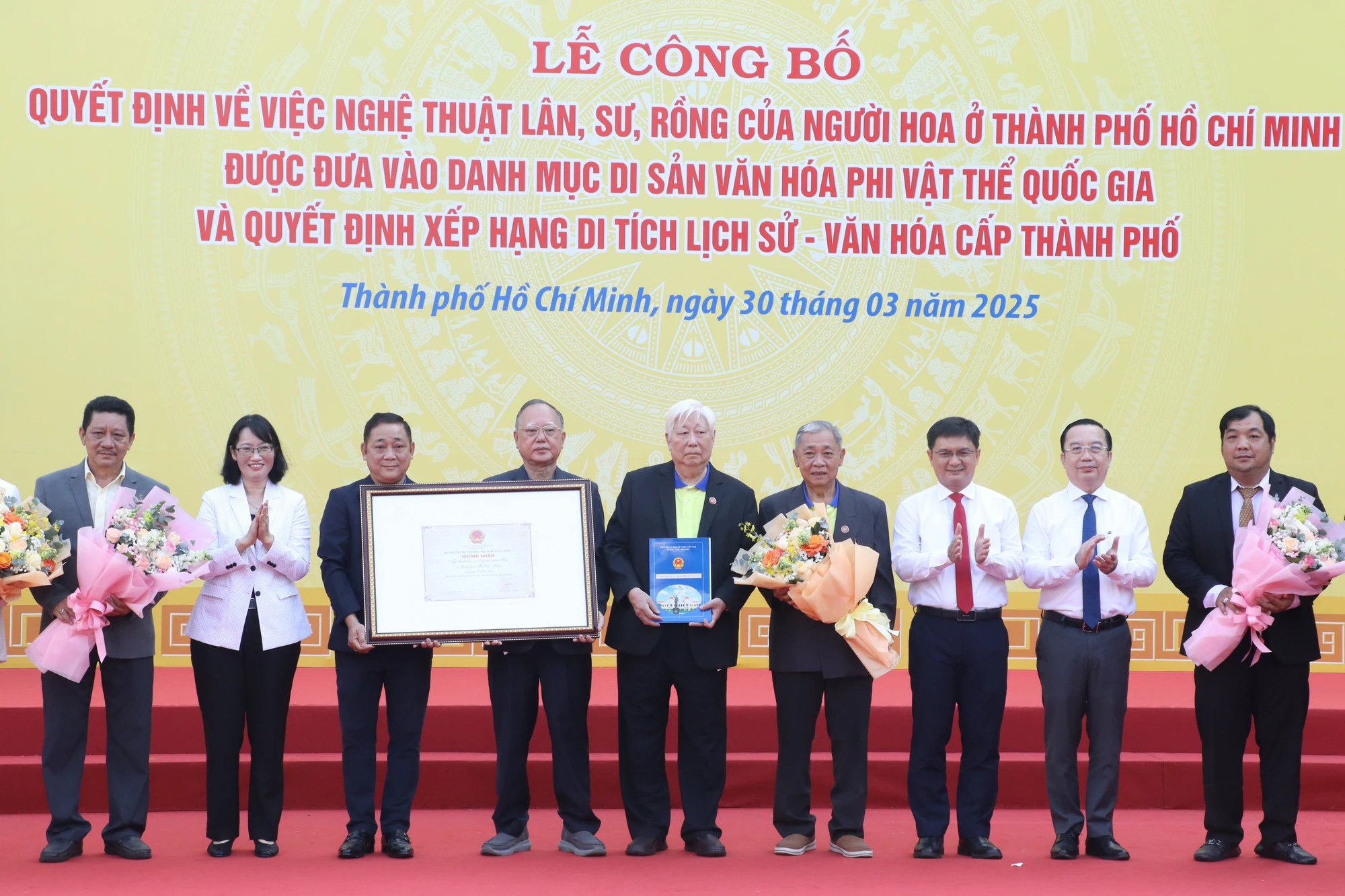 Đại diện lãnh đạo TP.HCM trao chứng nhận Nghệ thuật Lân Sư Rồng của người Hoa tại TP.HCM vào danh mục Di sản văn hoá phi vật thể quốc gia. Ảnh: VĂN HÀ lan-su-rong13.JPG