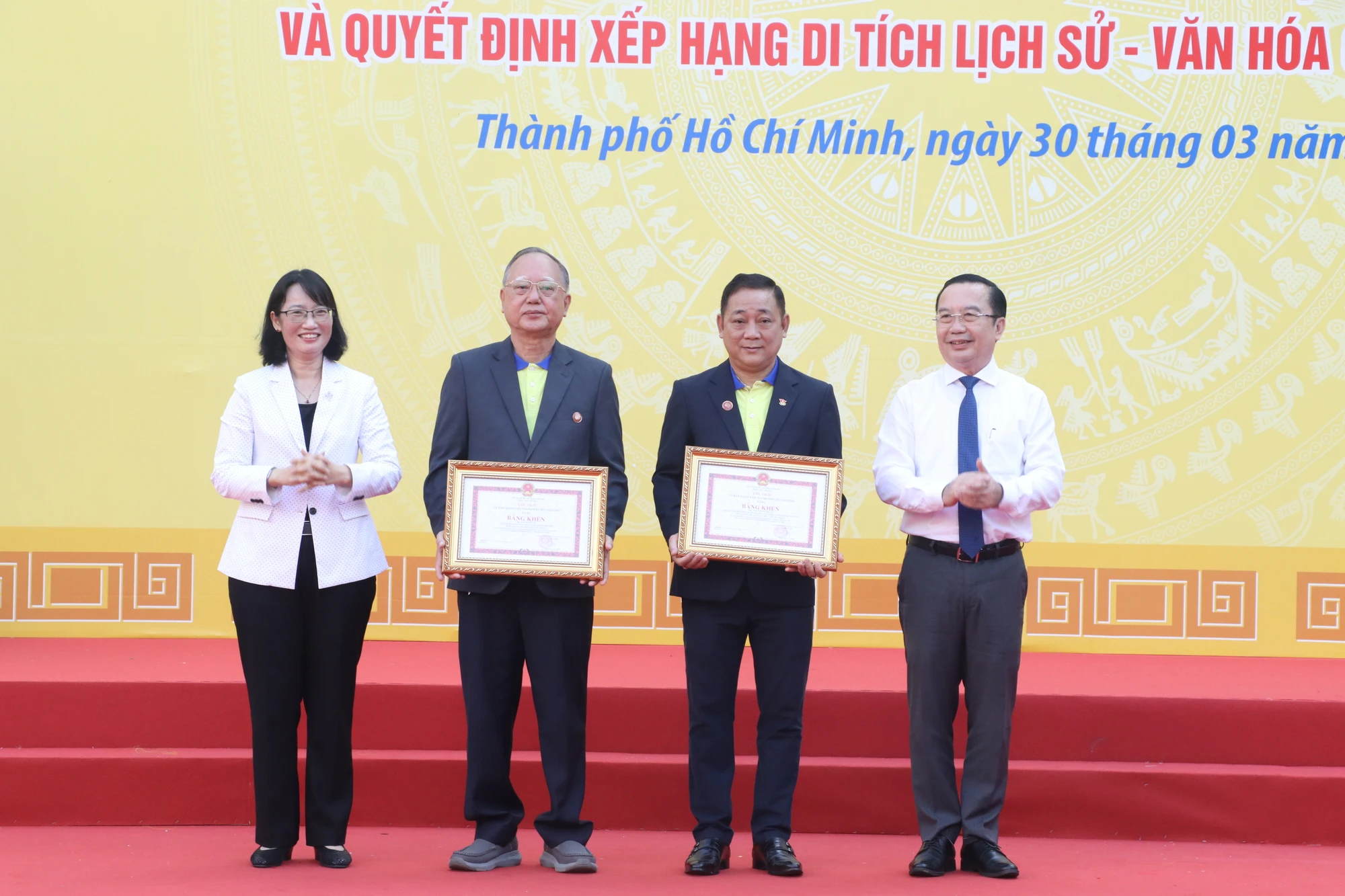 Bà Trần Thị Diệu Thuý, Phó Chủ tịch UBND TP.HCM và ông Trần Thế Thuận, Giám đốc Sở VH&TT TP.HCM trao bằng khen của Chủ tịch UBND TP cho các tập thể cá nhân đóng góp trong việc bảo tồn duy trì nghệ thuật Lân Sư Rồng. lan-su-rong22.JPG