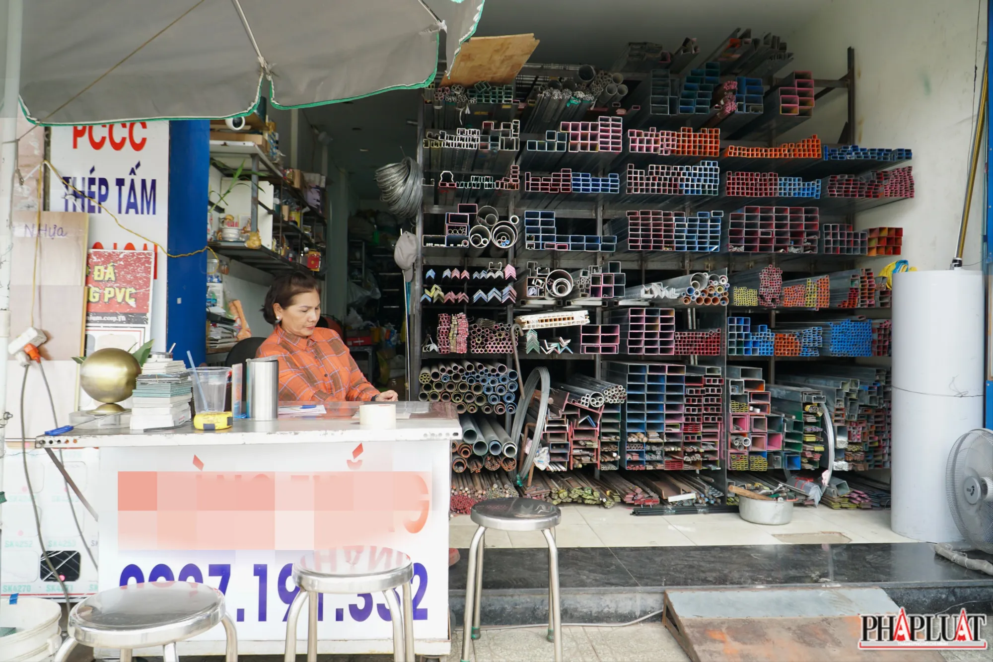 Bà Mai (60 tuổi) kinh doanh hàng vật liệu xây dựng đã 20 năm tại quận 10. Khoảng 3 tháng nay bà thuê mặt bằng mới rộng 48m² trên đường Lý Thường Kiệt với mức 30 triệu/tháng để kinh doanh. Lúc dời hàng đến địa chỉ mới, vì không có không gian để đồ nhiều, bà phải đem vật liệu bán phế liệu. Khi hỏi tại sao không giảm giá để bán gỡ vốn, bà lắc đầu ngao ngán “giảm giá vẫn không bán được hàng, buộc phải đem đồ cân ký bán phế liệu”. 12 -pho-vat-lieu-xay-dung .JPEG