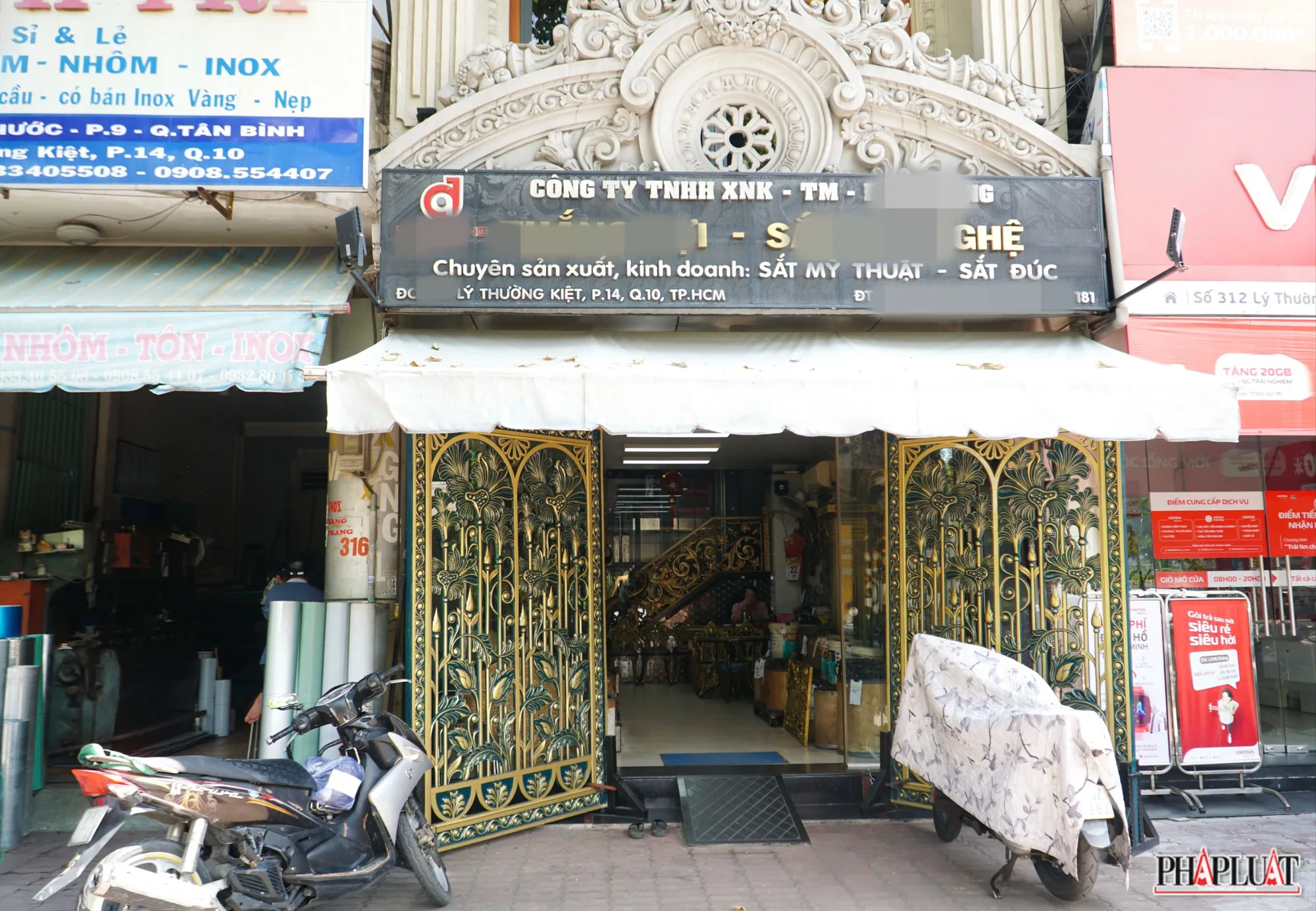 Kinh doanh mặt hàng sắt mỹ thuật- sắt đúc lâu năm trên đường Lý Thường Kiệt, quận 10, ông Vương (58 tuổi) than thở cuối năm luôn là lúc tất bật nhất do đơn hàng tăng cao, thi công nhiều công trình, riêng năm nay tình hình ế ẩm, nhu cầu xây dựng, tu sửa nhà cửa giảm mạnh. Việc này khiến cho tình hình buôn bán của cửa hàng ông Vương trở nên khó khăn. 14 -pho-vat-lieu-xay-dung .JPEG