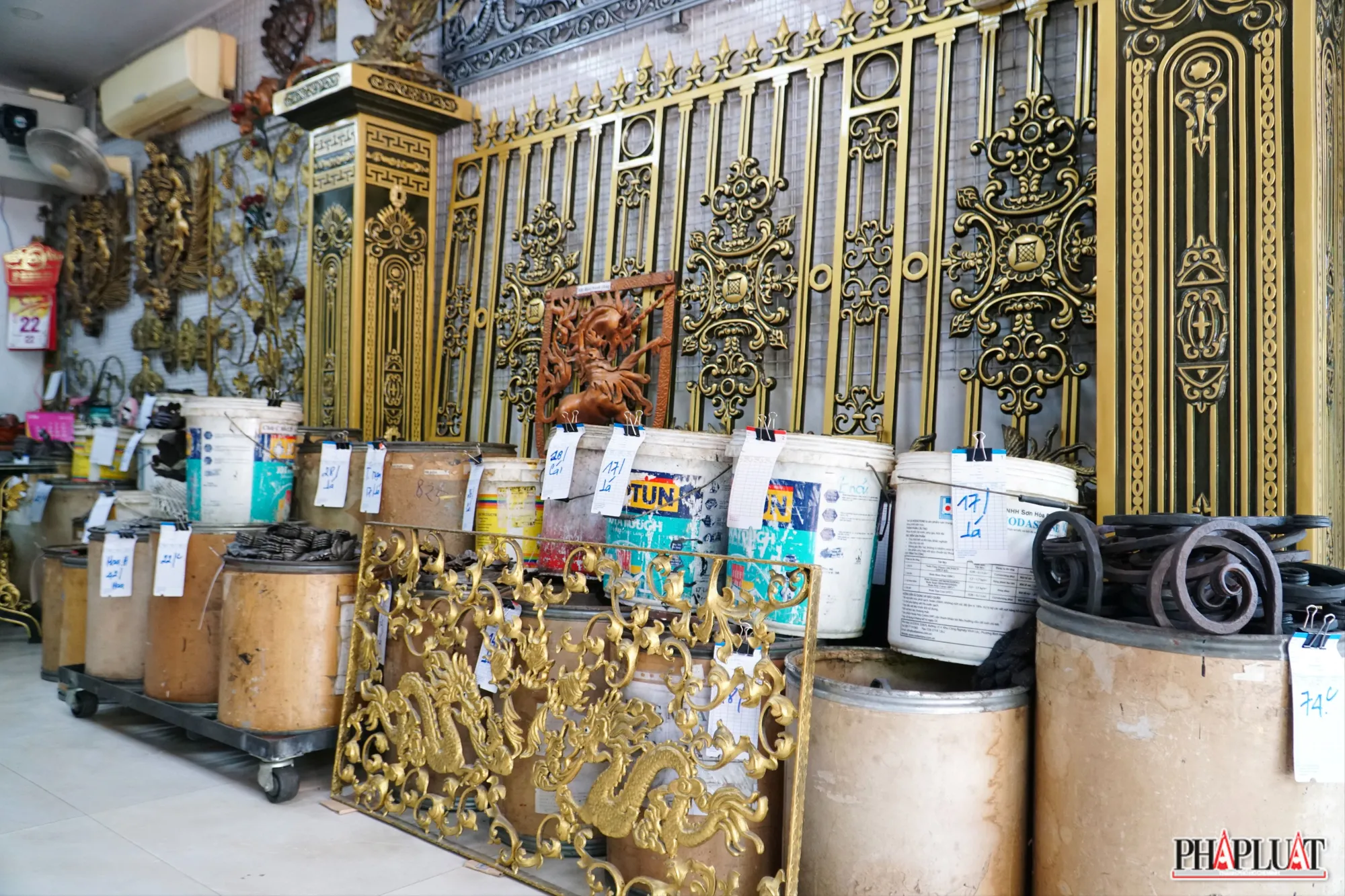 Ông Vương cũng nói thêm, năm ngoái phải thuê 5 người phụ việc mới kịp hỗ trợ khách hàng, hiện đã cắt giảm chỉ còn 3 người phụ tại cửa hàng. 15 -pho-vat-lieu-xay-dung .jpg