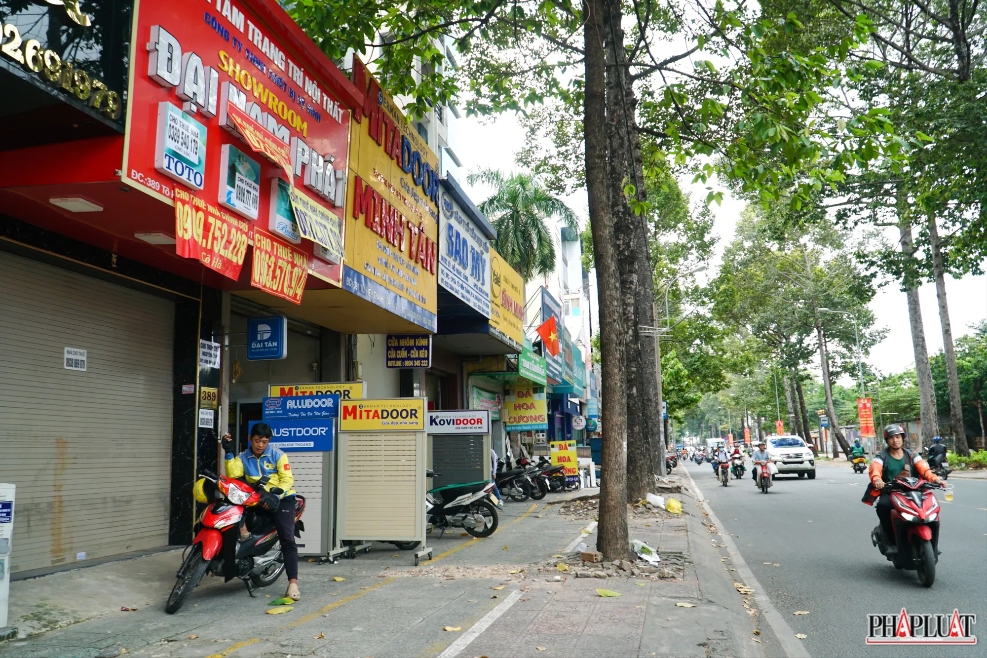 Các tiểu thương kinh doanh tại phố vật liệu xây dựng thông tin, thời điểm từ nửa năm đến cuối năm luôn là lúc kinh doanh vật liệu thuận lợi nhất bởi khi ấy mọi người có nhu cầu xây dựng, sửa chữa nhà cửa để đón Tết Nguyên đán. Song năm nay, những người buôn bán “than ngắn, thở dài” khi sức mua giảm hẳn so với với mọi năm. Nhiều ngày các tiểu thương chỉ “dọn ra rồi dẹp vào”, ngồi “dài cổ" ngóng khách. 2 -vat-lieu-xay-dung .jpg