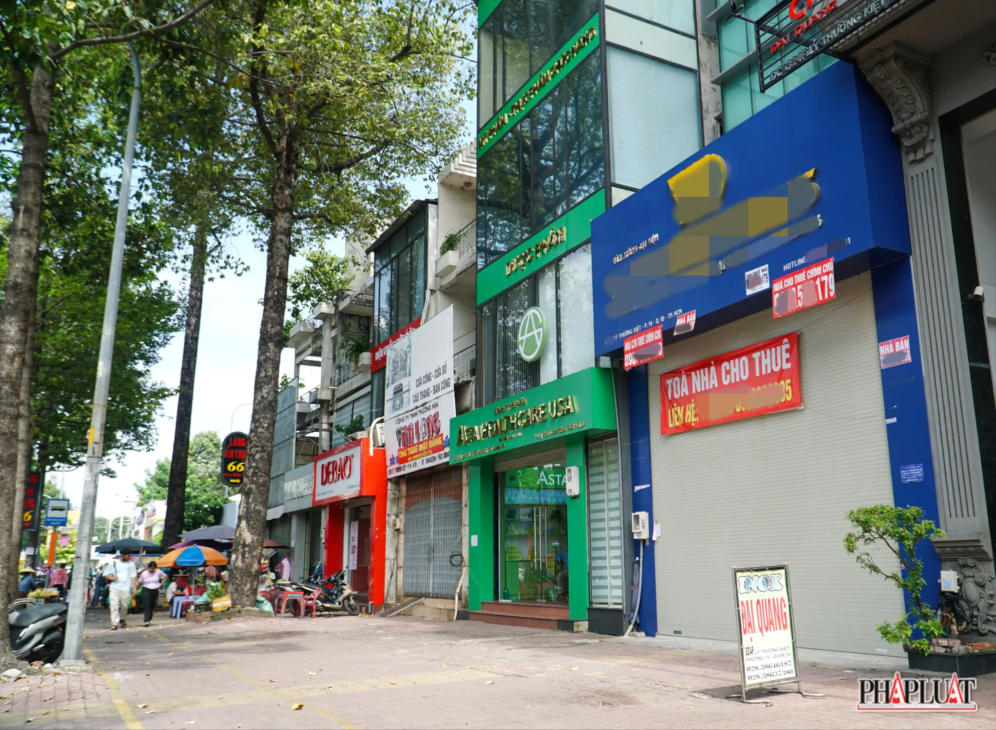 Chỉ một đoạn ngắn trên đường Lý Thường Kiệt (quận 10) có đến 3-4 vị trí treo bảng cho thuê mặt bằng liền kề nhau. Theo người dân khu vực, các mặt bằng “nằm đợi” khách thuê đã vài tháng nay. 4 -vat-lieu-xay-dung. 1.JPEG