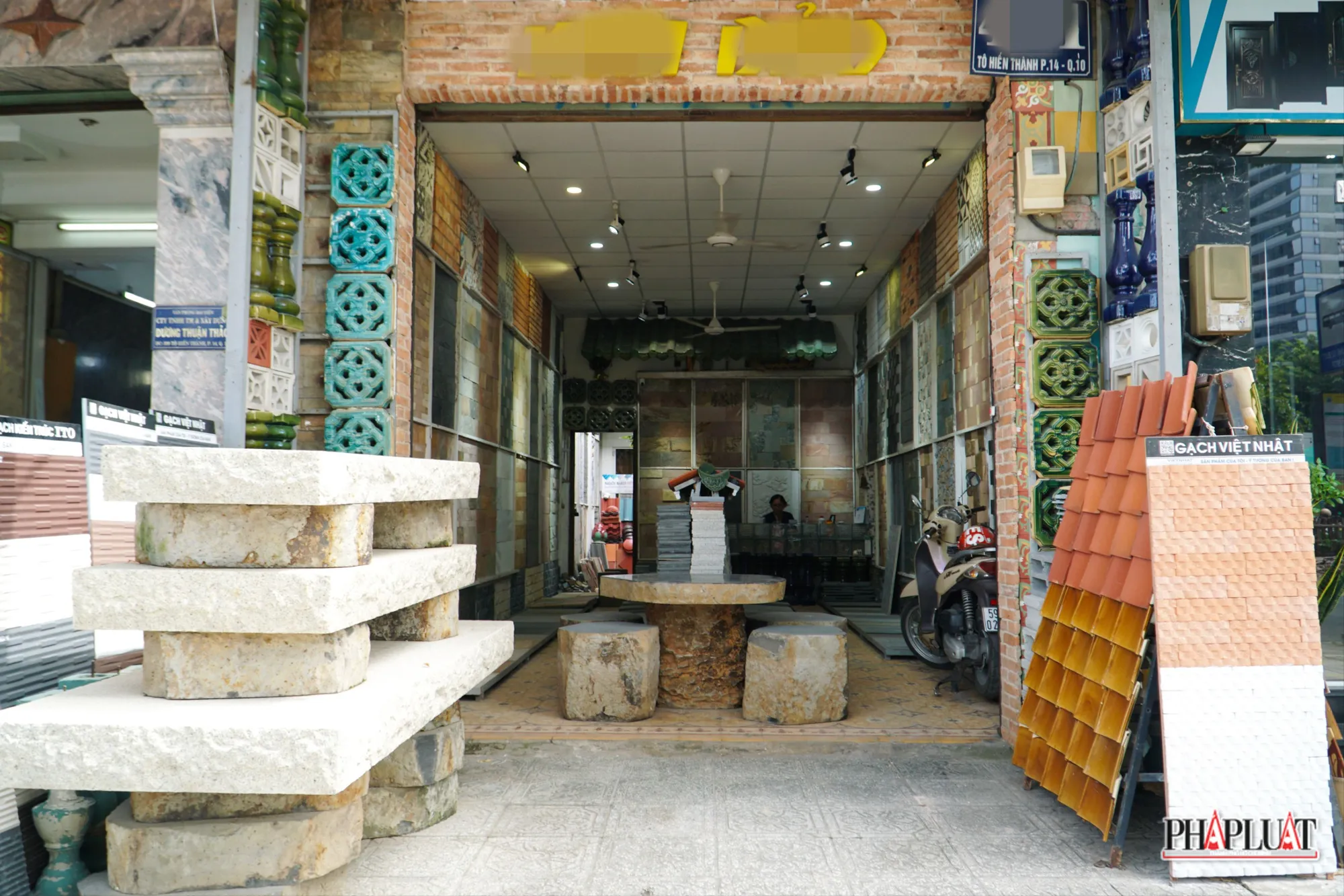 Gần 11 giờ trưa nhưng cửa hàng kinh doanh gốm, ngói, đá của bà Kim Lan (60 tuổi) trên đường Tô Hiến Thành, quận 10 vẫn chưa có đơn mở hàng. 6 -vat-lieu-xay-dung .JPEG