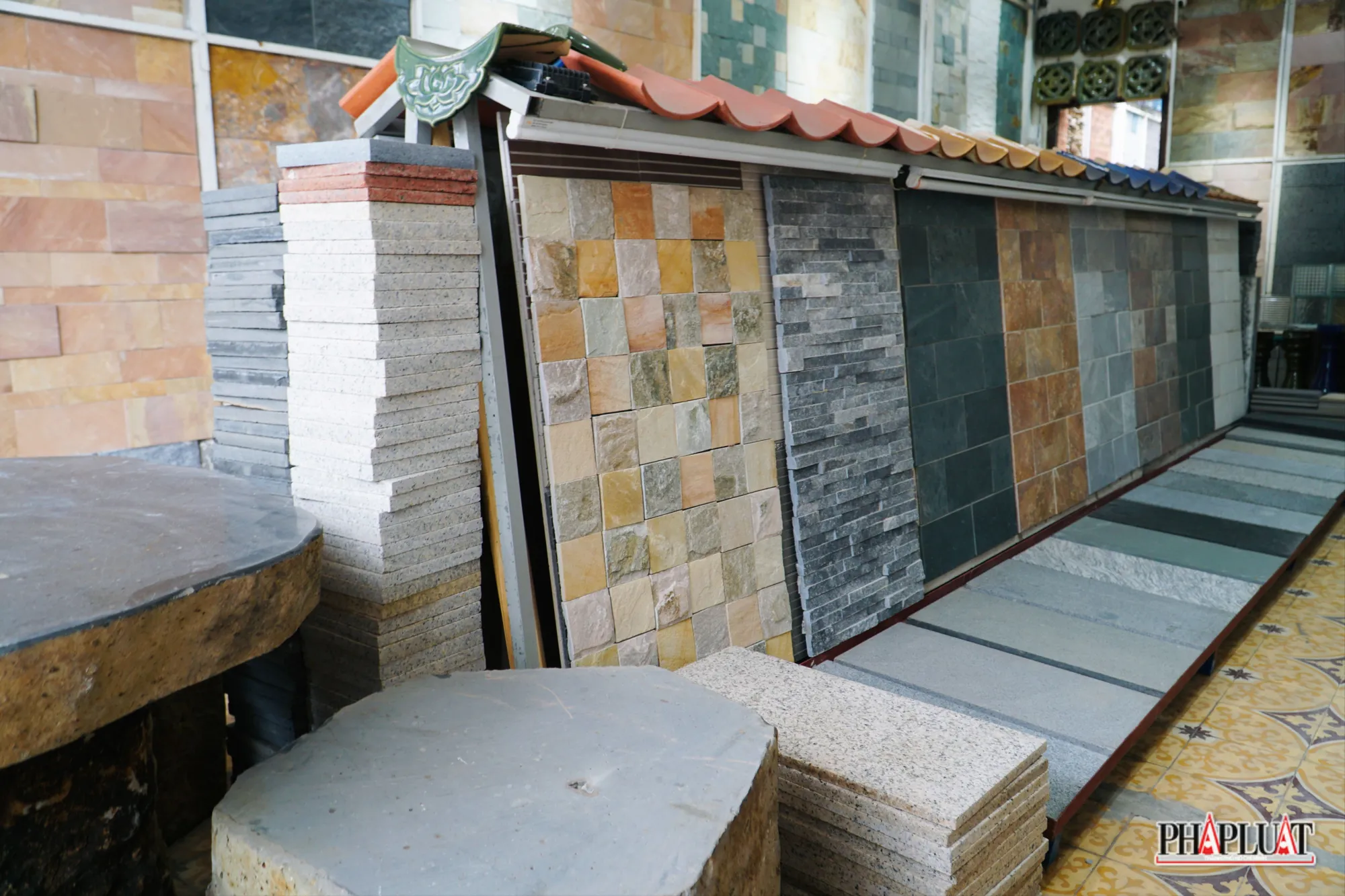 Tại cửa hàng bà Lan, các sản phẩm mới liên tục cập nhật, chương trình khuyến mãi cũng triển khai rầm rộ hằng tháng, song tất cả vẫn không thể vực dậy nỗi tình hình kinh doanh. 6.1 -vat-lieu-xay-dung .jpg