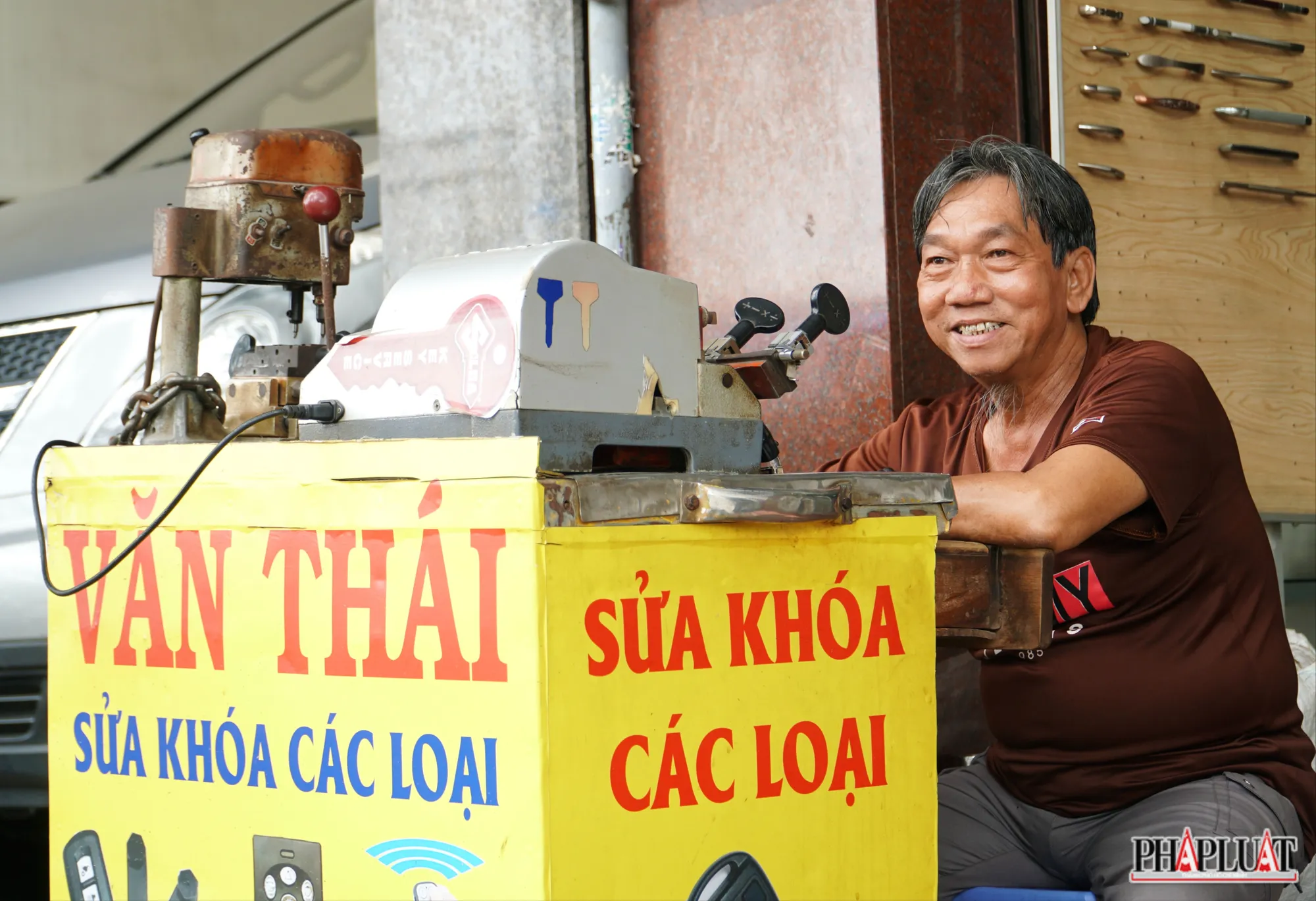 Tình trạng tương tự diễn ra ở cửa hàng cách đó vài mét, ông Lê Văn Thái (63 tuổi) có thâm niên kinh doanh mặt hàng ổ khoá 24 năm cho biết: “Tình hình kinh tế khó khăn, buôn bán ế ẩm, tôi ngồi ngóng khách cả ngày. Từ đầu năm đến nay chỉ được khoảng 10 khách”. 8 -pho-vat-lieu-xay-dung .jpg