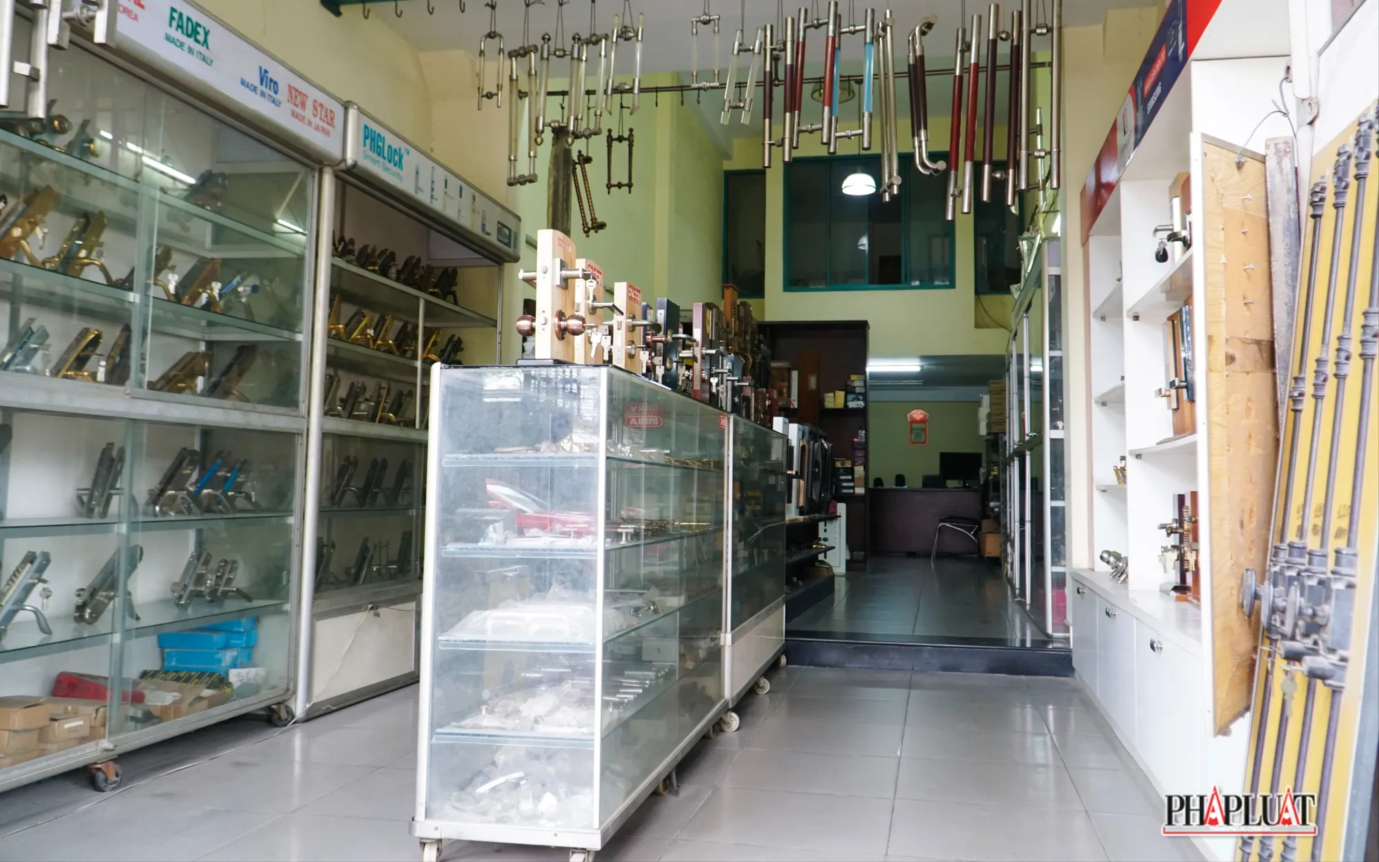 Dù tình hình kinh doanh không khả quan nhưng ông Thái cũng đỡ tâm tư hơn một số hộ khác bởi mặt bằng của gia đình, bớt được nỗi lo phải đóng tiền thuê. Thế nhưng, với tình hình hiện tại cửa hàng ông cũng không thể cầm cự mãi, ông Thái đã nghĩ đến chuyện sang năm sẽ nghỉ bán, cho thuê mặt bằng để vớt vát chút lời. 9 -pho-vat-lieu-xay-dung .jpg