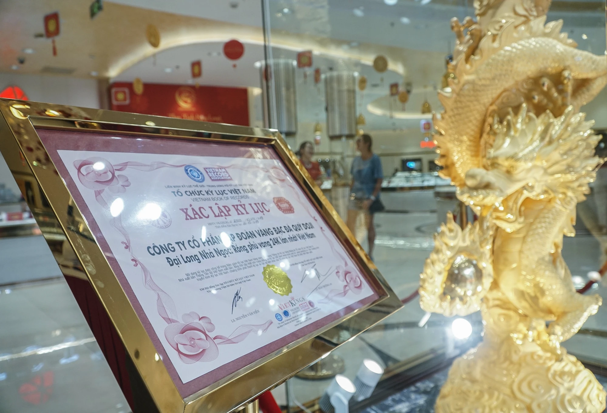 Tượng rồng dát vàng này đã được xác nhận kỷ lục lớn nhất Việt Nam. via-than-tai (12).jpg