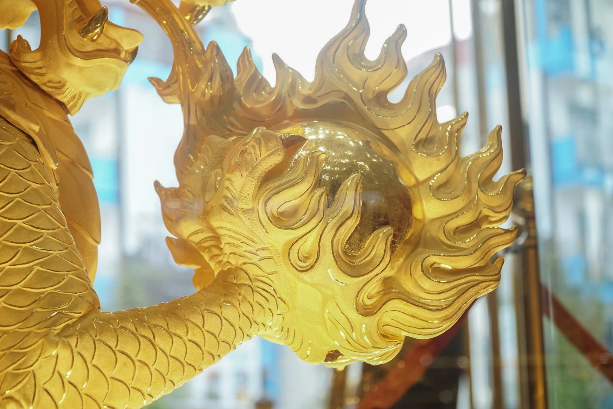 Tượng rồng vàng chào đón ngày vía thần tài năm 2024 có tên "Đại Long nhà ngọc". via-than-tai (15).jpg