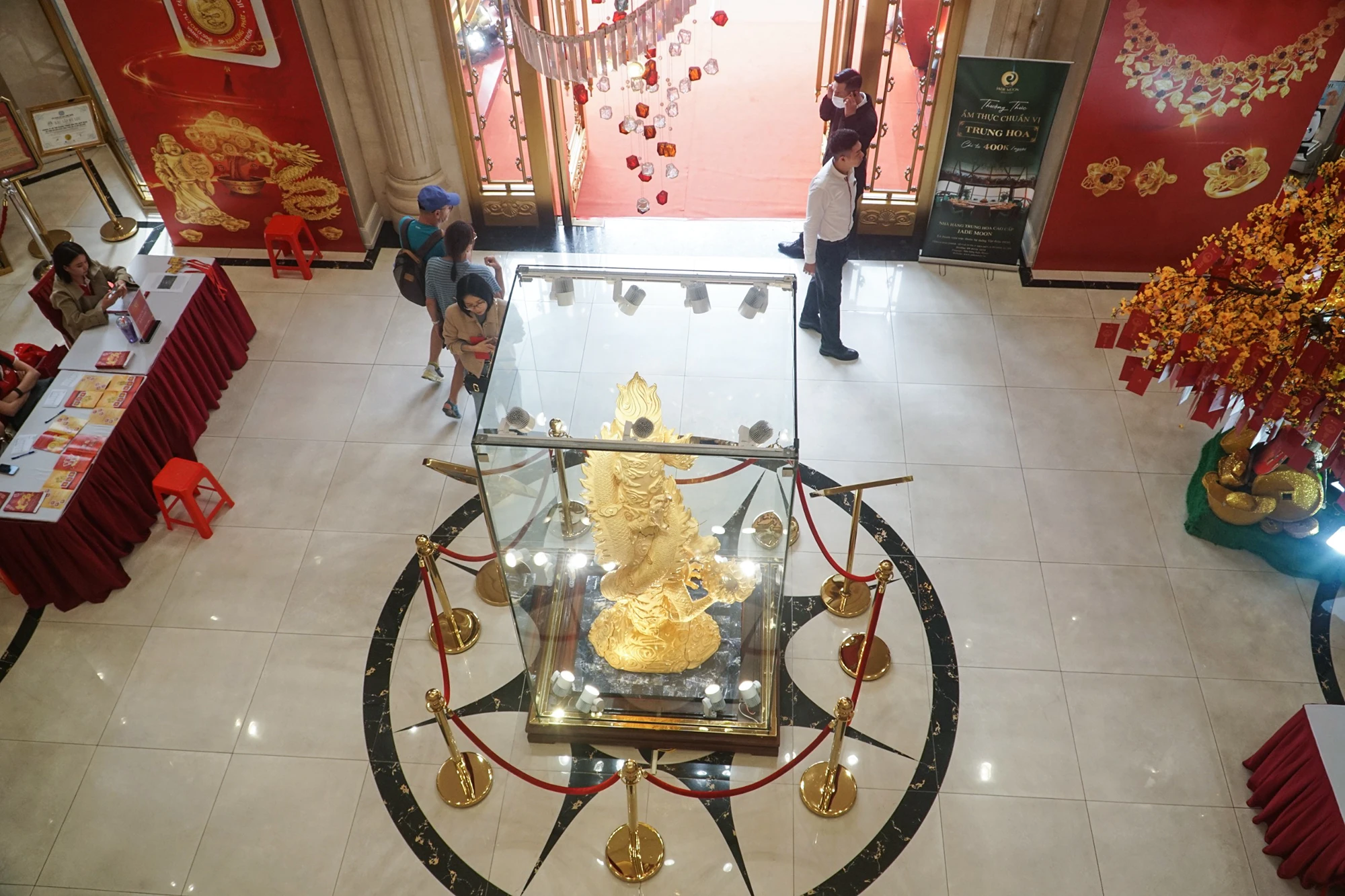 Một tập đoàn vàng bạc đá quý ở Hà Nội đã trưng bày tượng rồng vàng có kích thước lớn để chào đón ngày vía thần tài. vía thần tài.