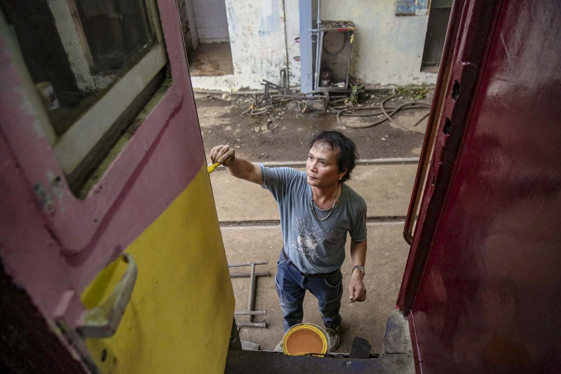 Những người thợ, họa sĩ, ... đang gấp rút hoàn thiện những công đoạn trang trí cuối cùng. 2-toa-tau (10).jpg