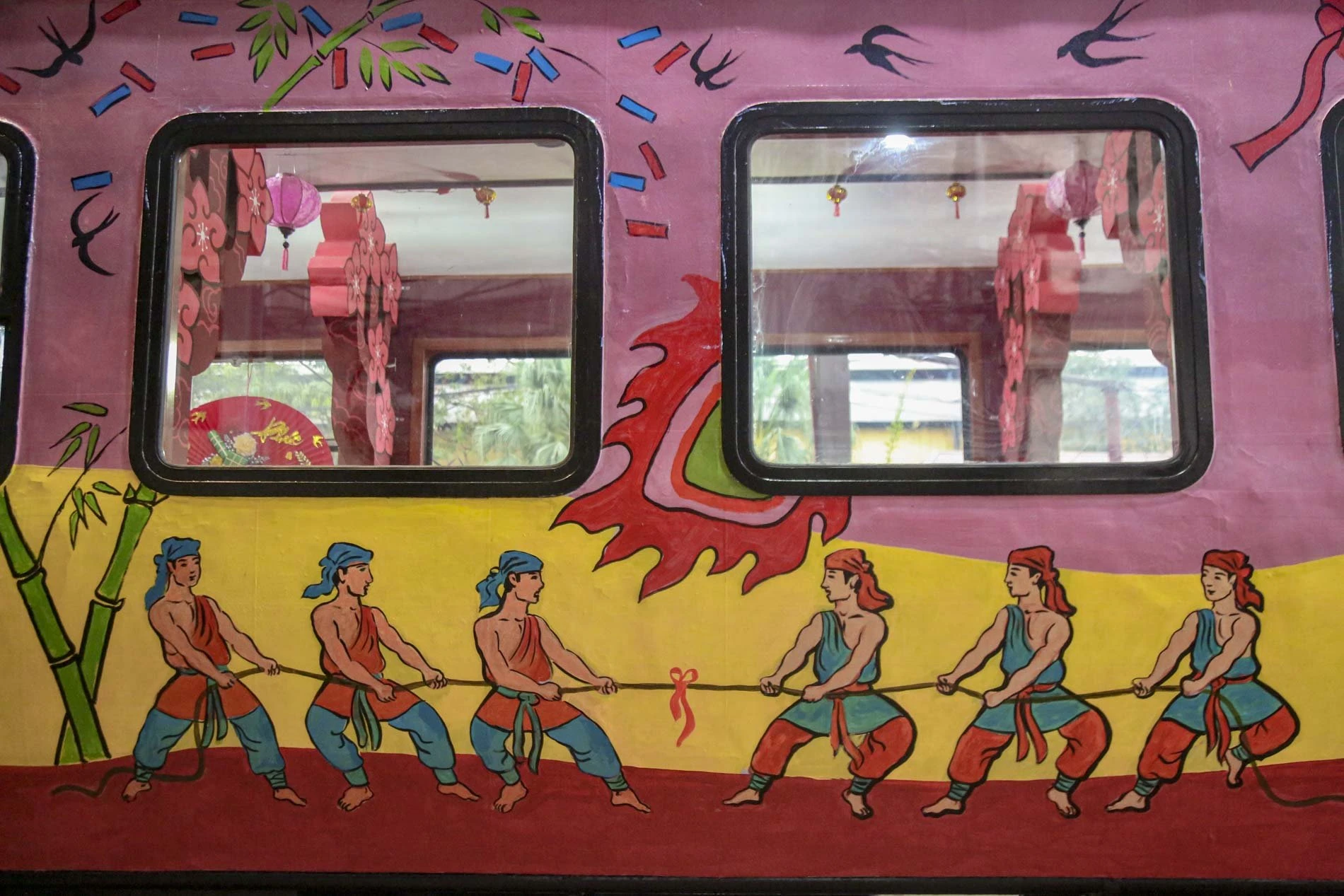Phía bên ngoài, toa tàu được vẽ các tích tranh dân gian quen thuộc. 2-toa-tau (2).jpg