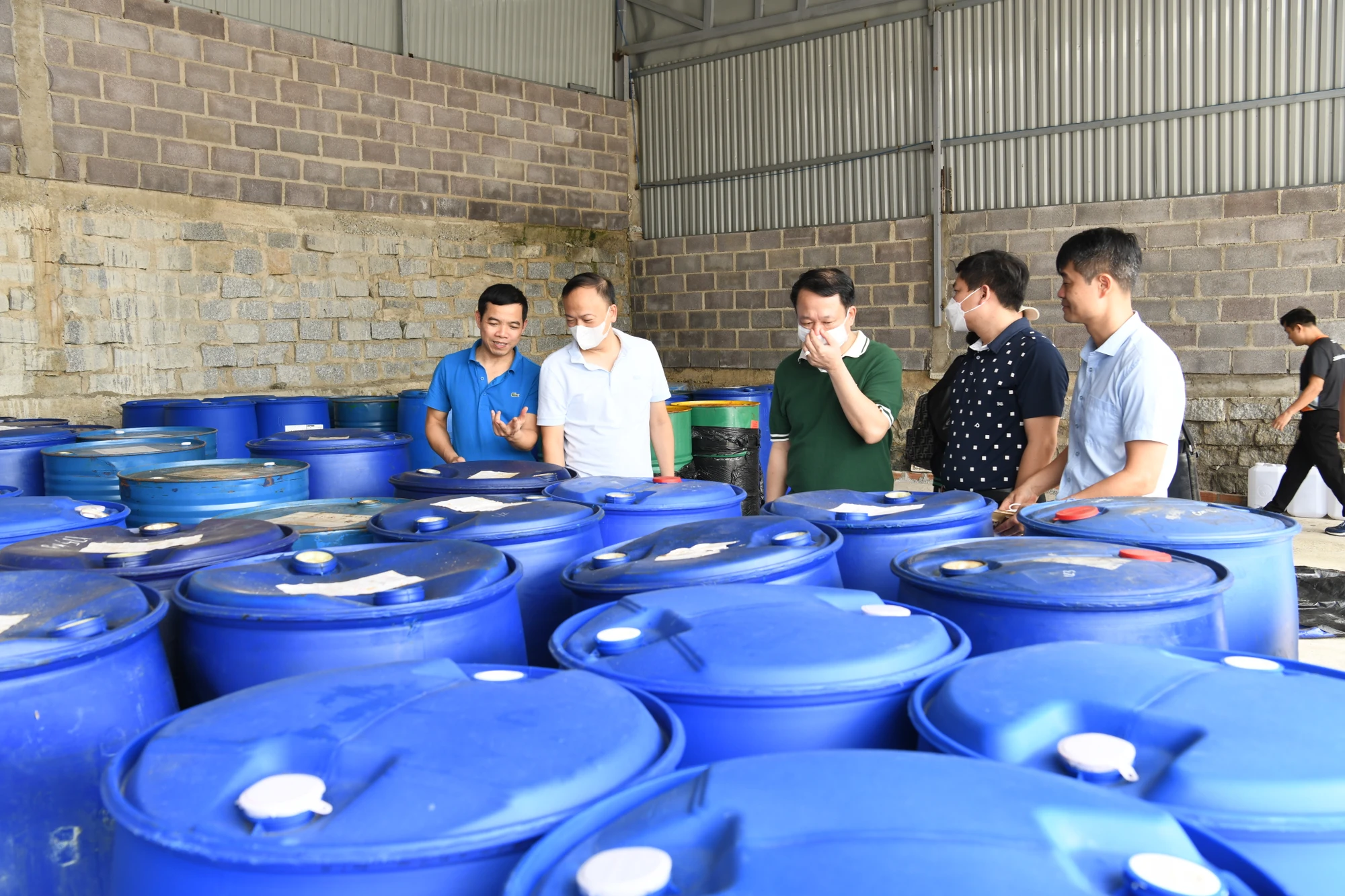 Nhiều thùng chứa hóa chất phục vụ cho quá trình sản xuất trái phép ma túy cũng được phát hiện. san-xuat-trai-phep-chat-ma-tuy.JPG