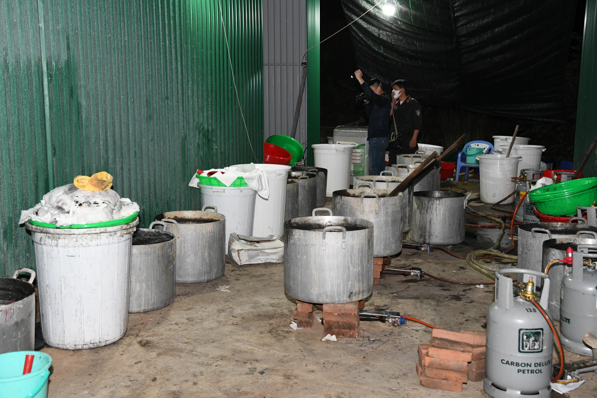 Cuối tháng 1, nhà xưởng xây lắp xong, những người trong đường dây chuyển nguyên vật liệu, hóa chất và bắt tay vào sản xuất trái phép ma túy giai đoạn 1. san-xuat-trai-phep-ma-tuy (11).JPG