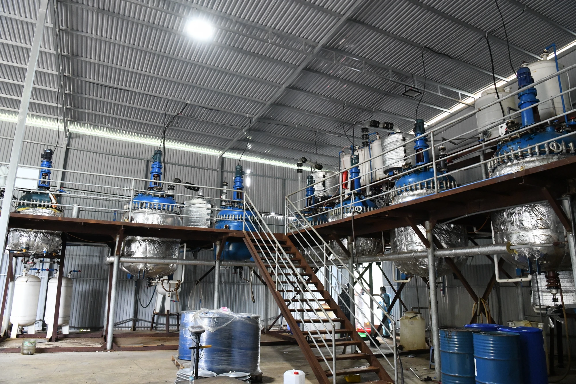 Bên trong khu xưởng sản xuất trái phép ma túy được lắp đặt các dây chuyền sản xuất, trong đó có 7 hệ thống bình phản ứng và làm lạnh dung tích lớn, máy li tâm, máy xử lý mùi, máy bơm hút chân không, máy lọc nước. san-xuat-trai-phep-ma-tuy (9).JPG