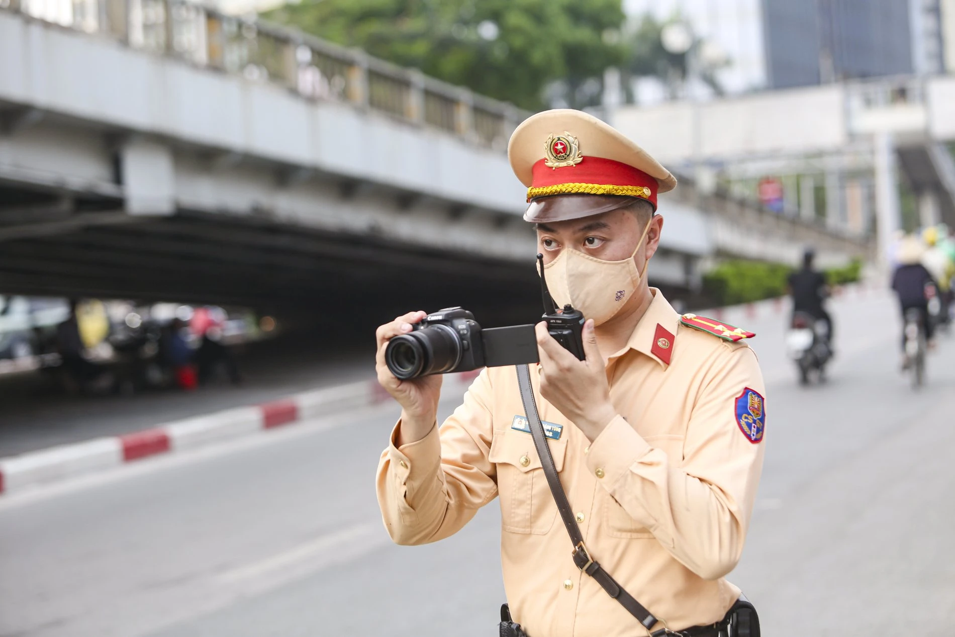 Việc tăng cường sử dụng camera và thiết bị nghiệp vụ giúp nâng cao hiệu quả xử lý, đồng thời góp phần điều chỉnh hành vi của người tham gia giao thông theo hướng tuân thủ pháp luật hơn. thiet-bi-ghi-hinh' (10).jpg