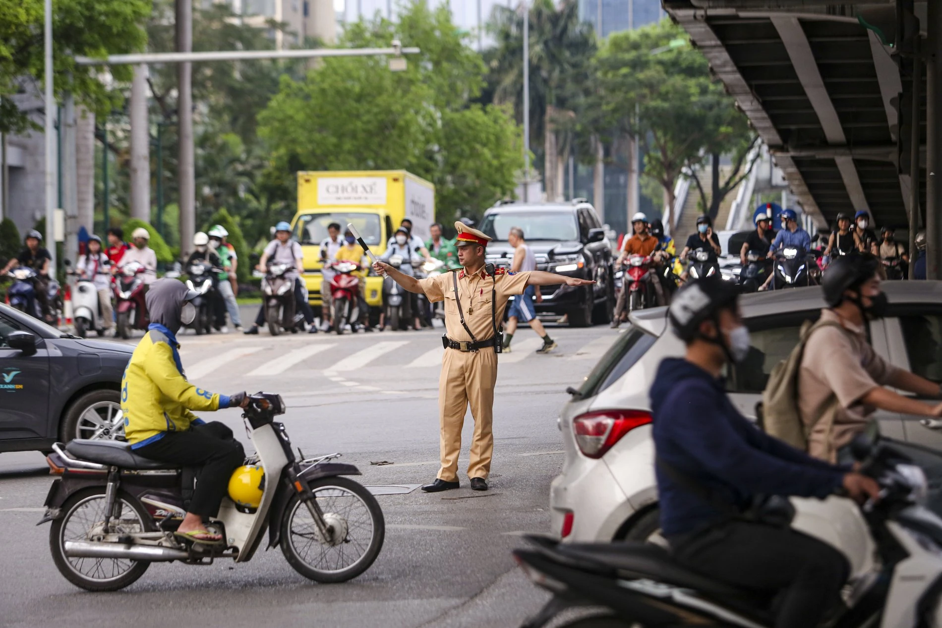 Theo thượng úy Tùng, việc sử dụng thiết bị nghiệp vụ hiện đại ghi hình, xử phạt tại chỗ kết hợp phạt nguội đối với xe máy không đơn thuần chỉ là biện pháp xử lý vi phạm. Quan trọng hơn, hình thức xử lý này còn góp phần làm thay đổi thói quen, hình thành ý thức tự giác chấp hành luật lệ giao thông cho người dân. thiet-bi-ghi-hinh' (6).jpg